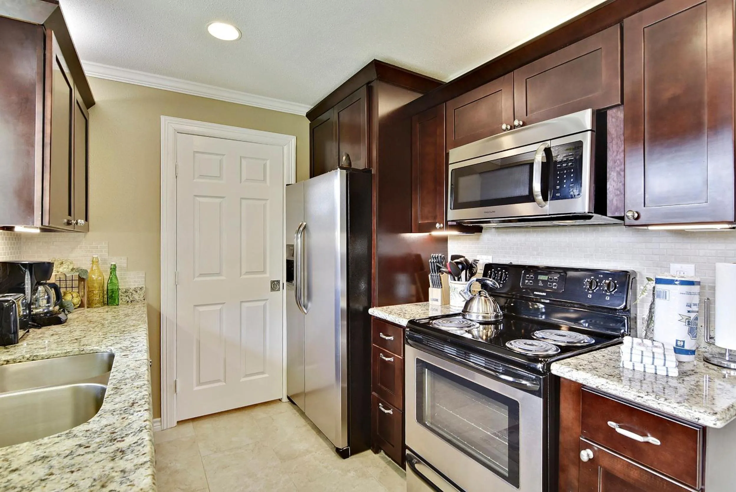 Kitchen or kitchenette in Dawn 935-Wave Therapy