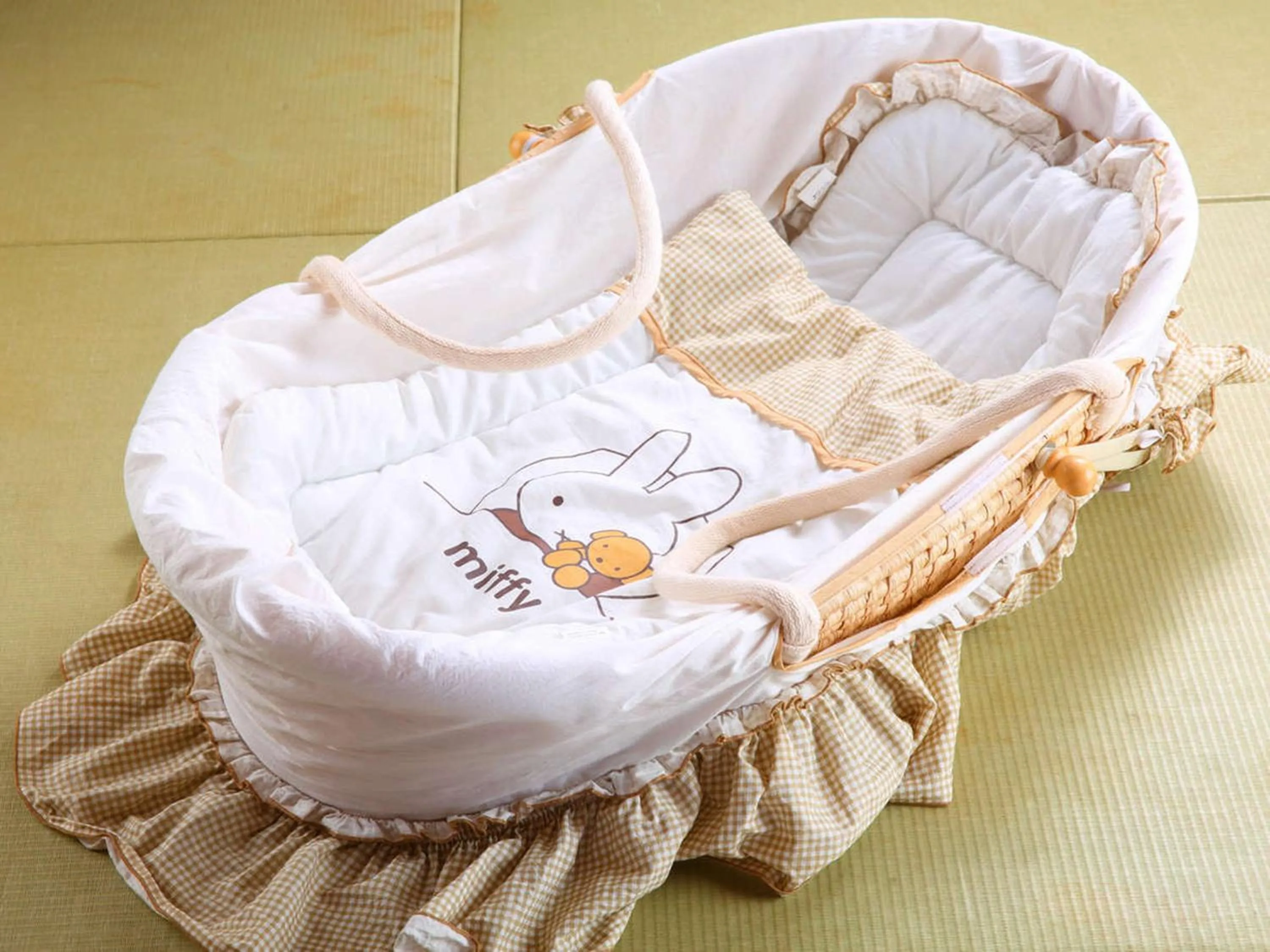 young children, Bed in Hatsuneso Shinkan