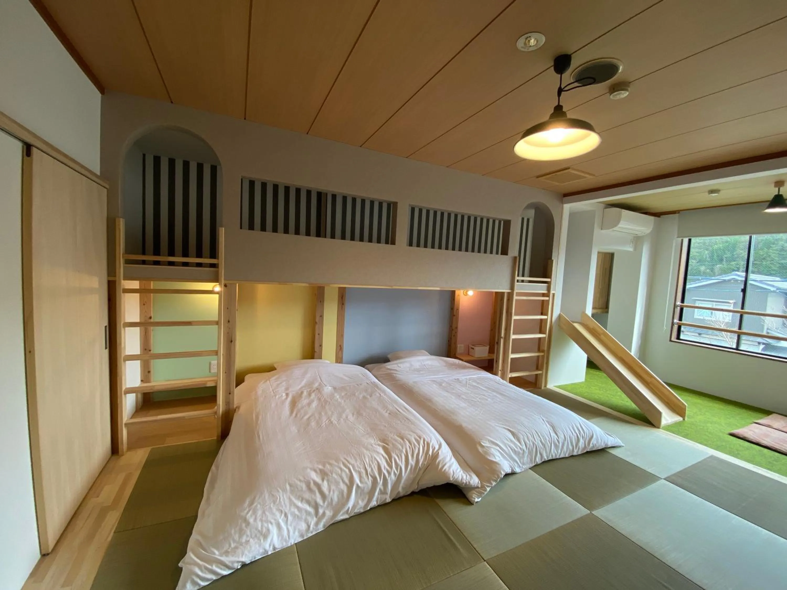 Photo of the whole room, Bed in Hatsuneso Shinkan