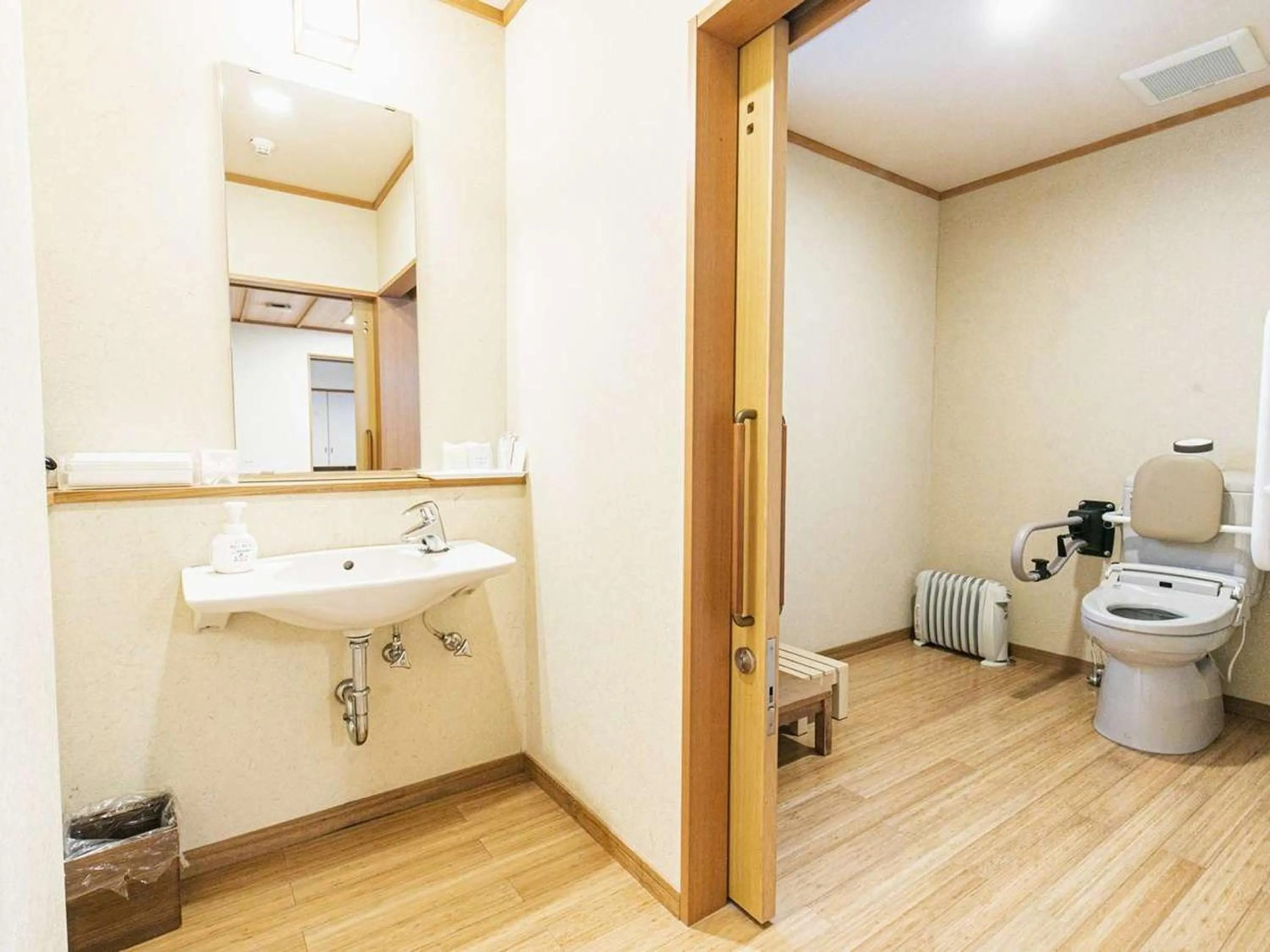 Toilet in Hatsuneso Shinkan