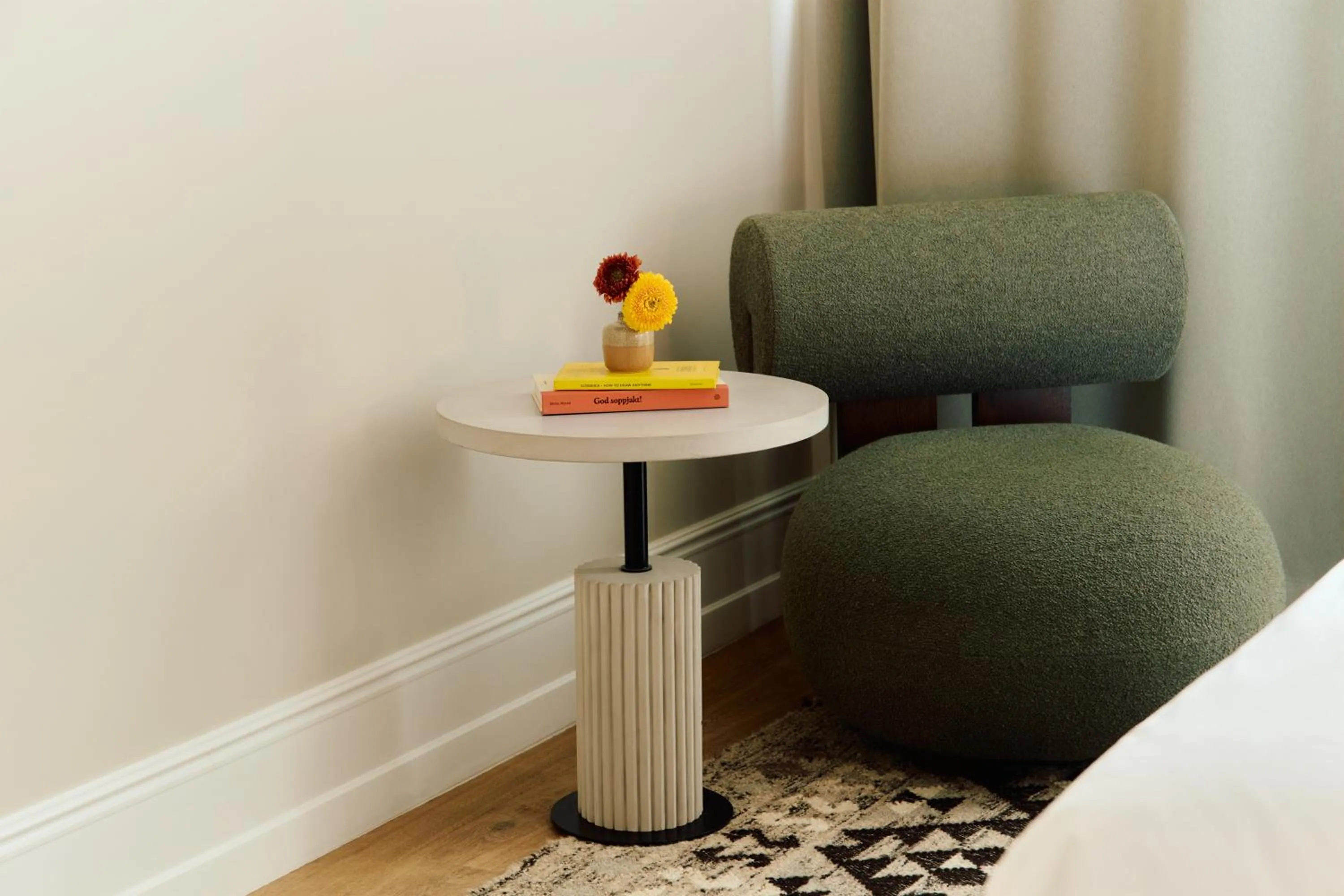 Seating area, Bed in Att Revier