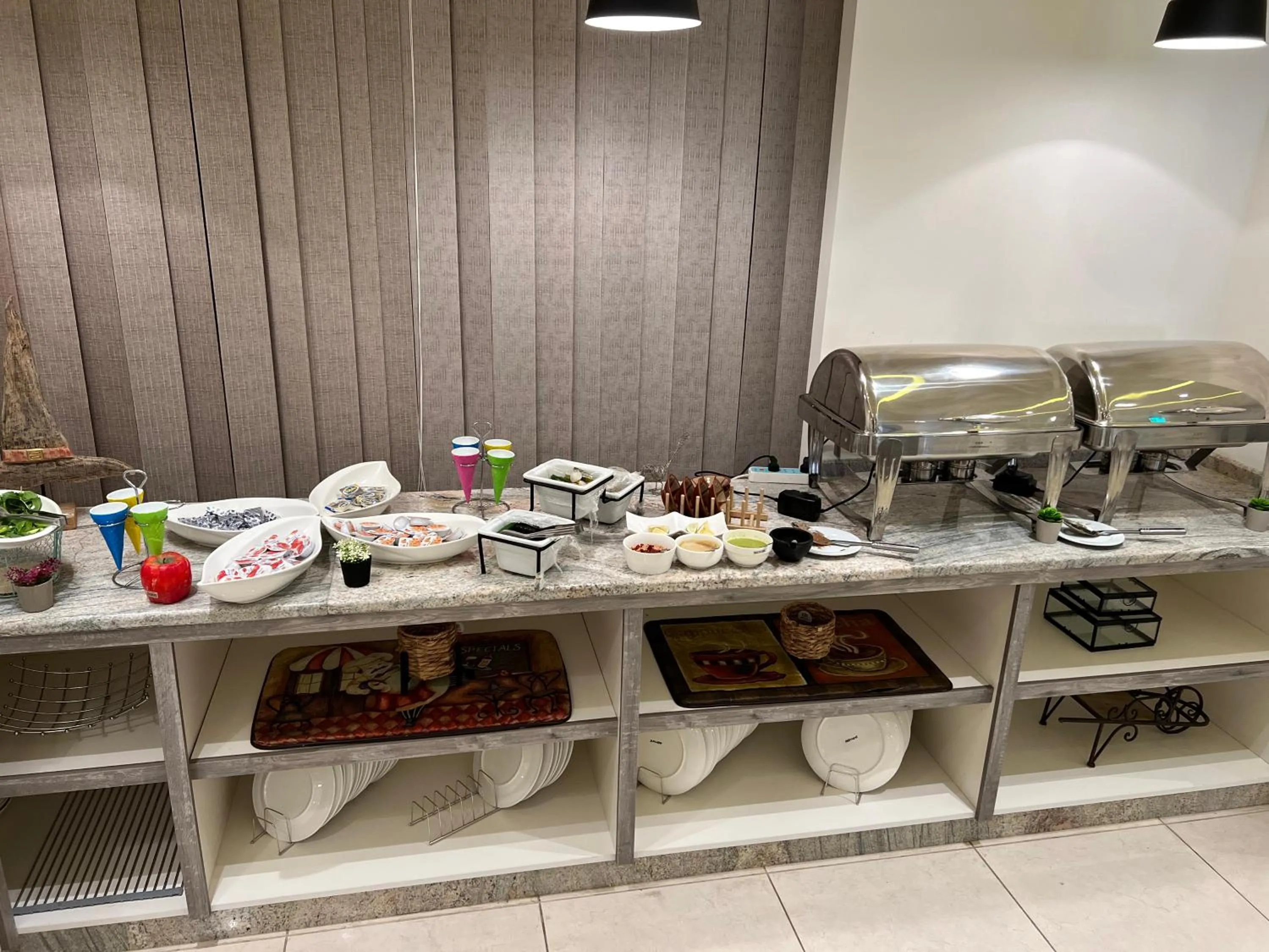 Restaurant/places to eat in Luciana Hotel by FHM