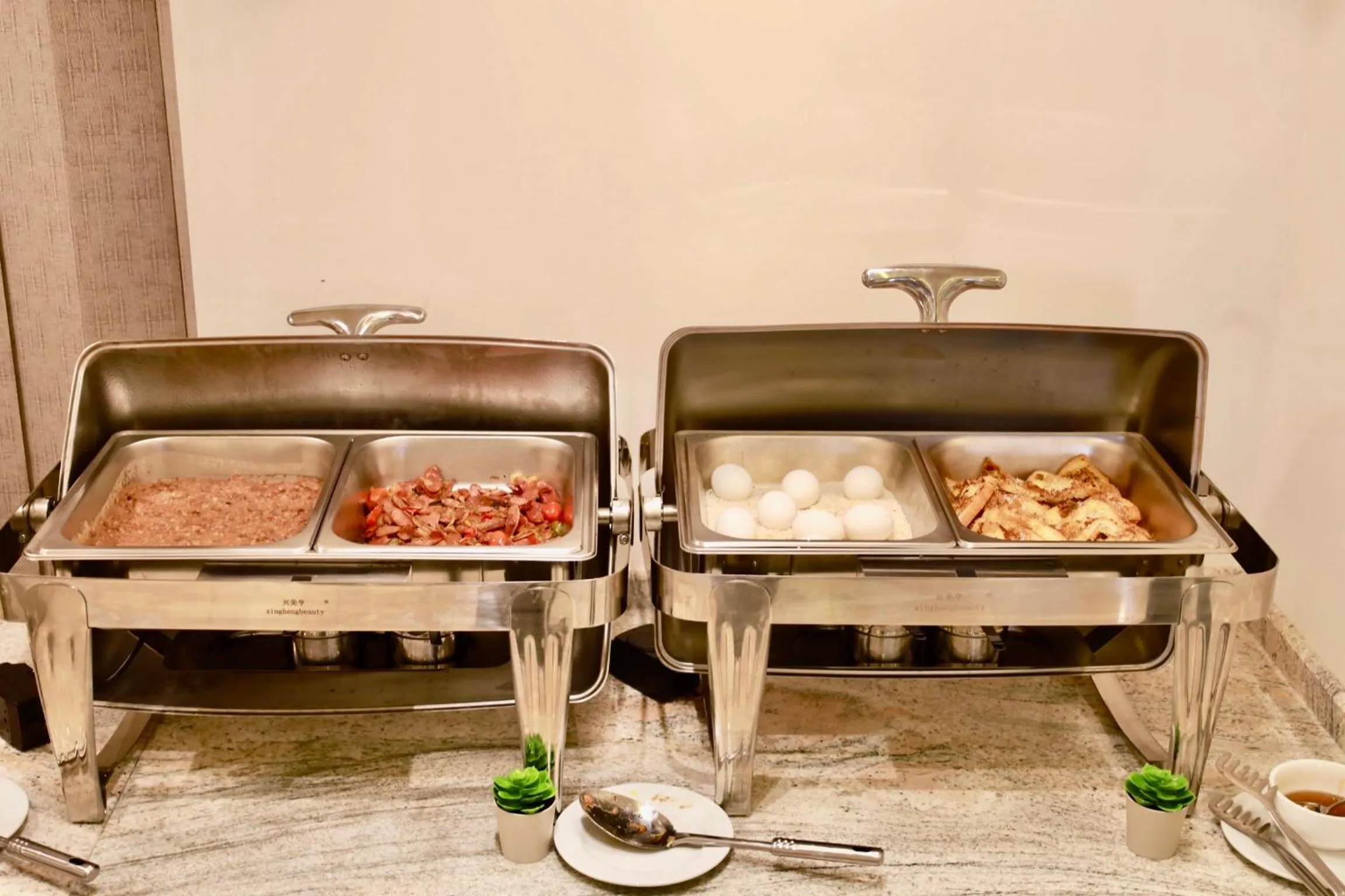 Restaurant/places to eat in Luciana Hotel by FHM