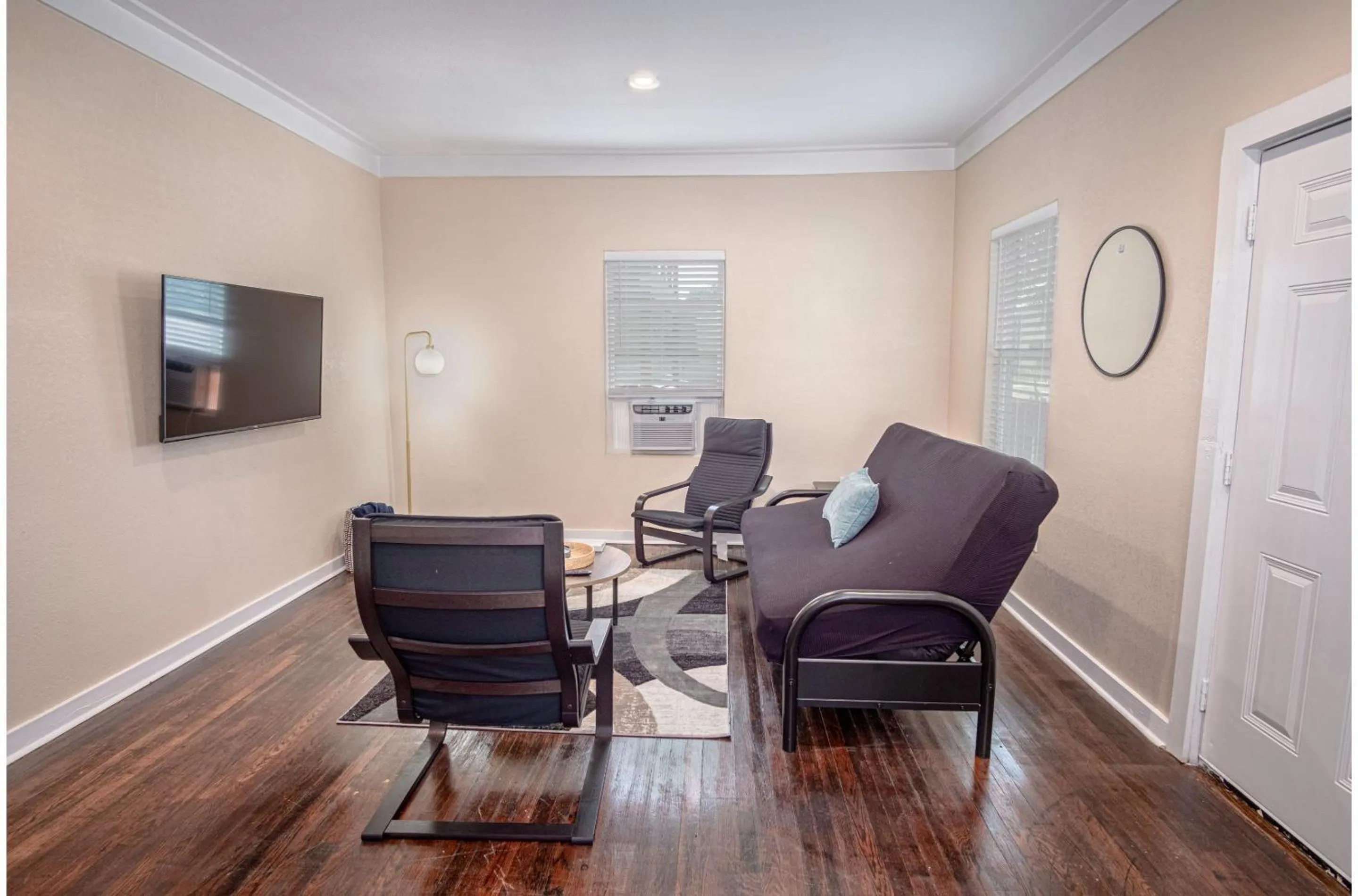 Living room in Fabulous Newly Renovated 2Br1Ba Near Downtown