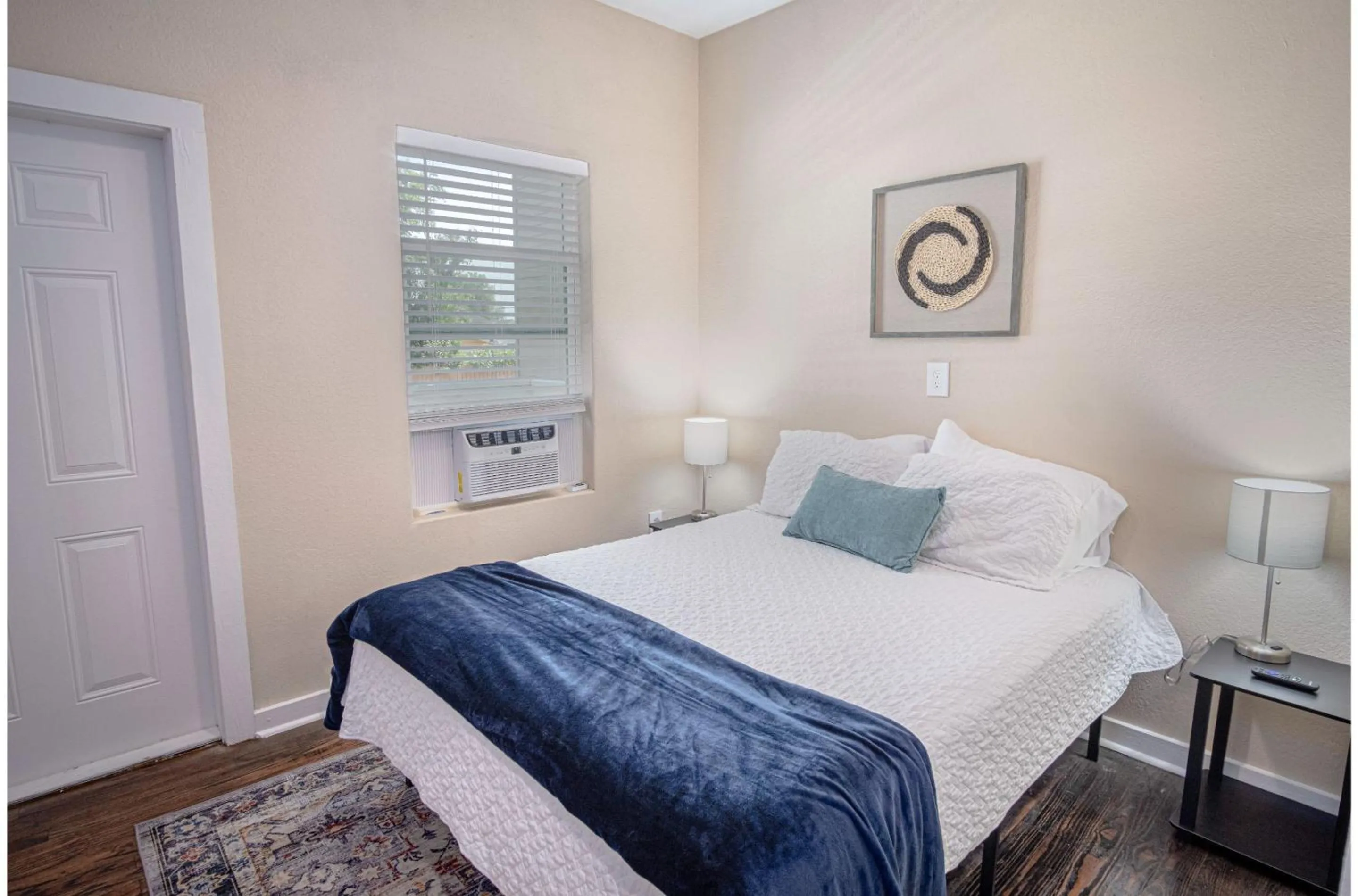 Bed in Fabulous Newly Renovated 2Br1Ba Near Downtown