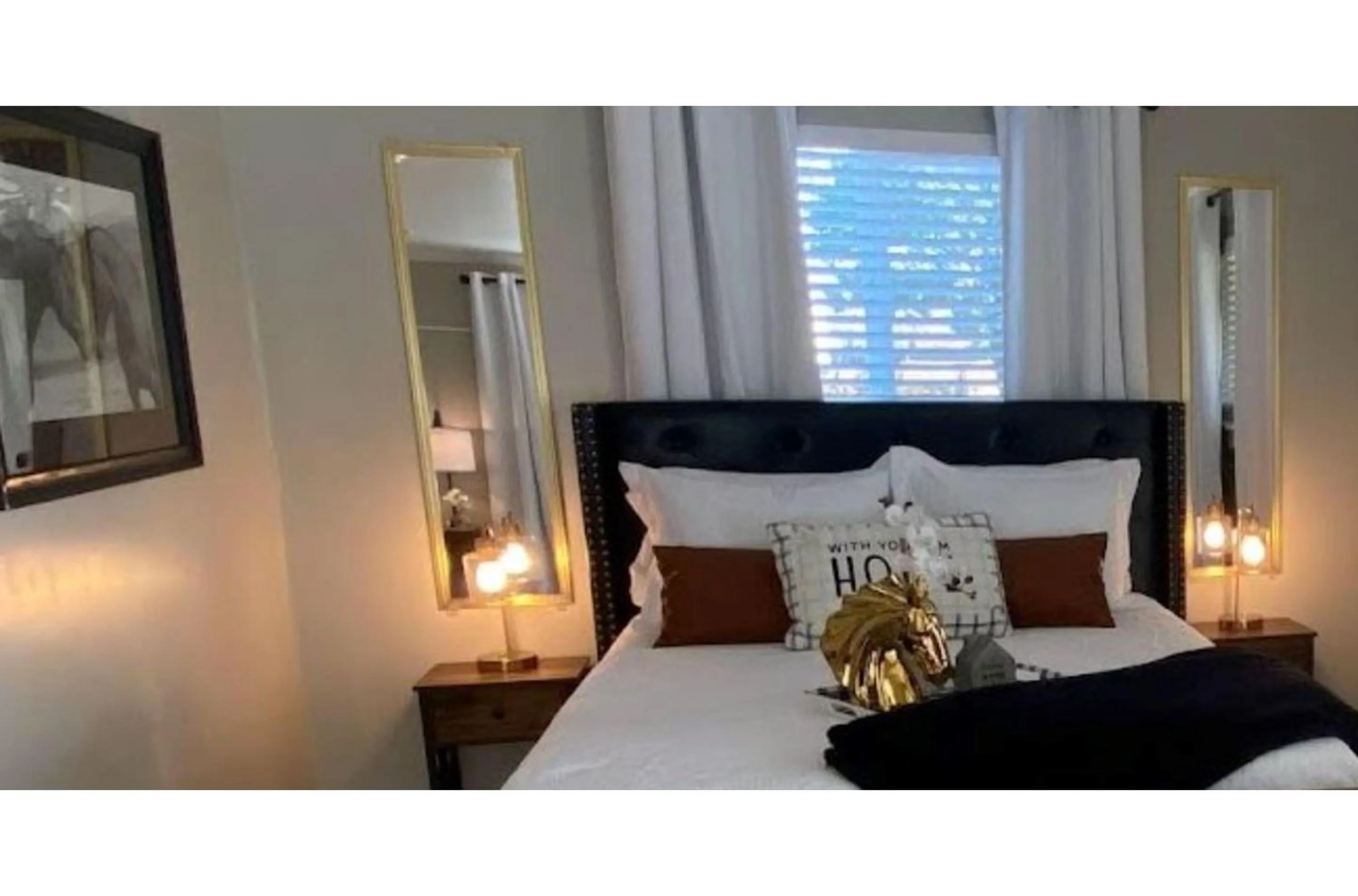 Bed in Stunning Cozy Downtown Guesthouse