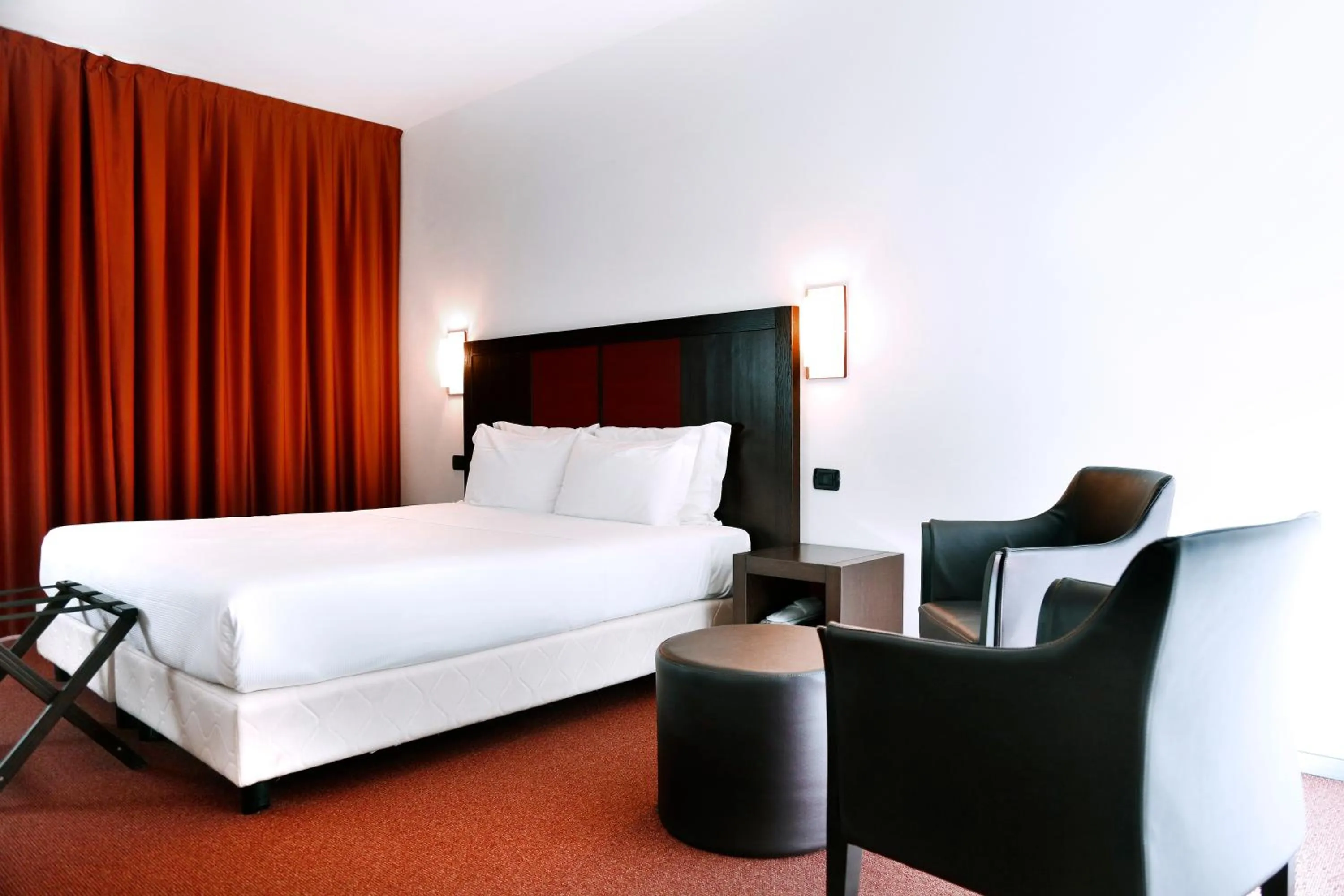 Shower, Bed in Hotel Holiday La Marca