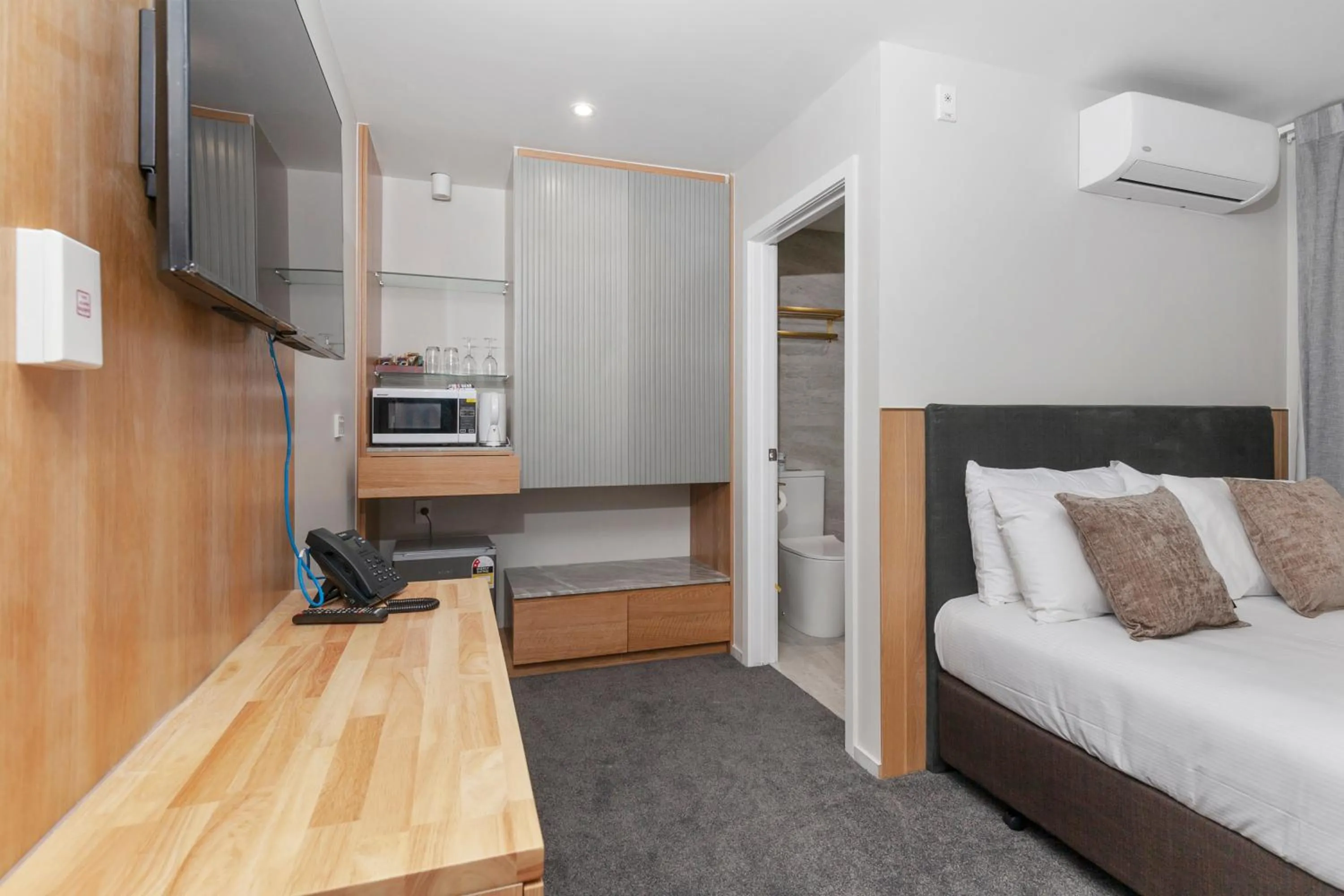 Photo of the whole room, Bed in Kolmar Inn