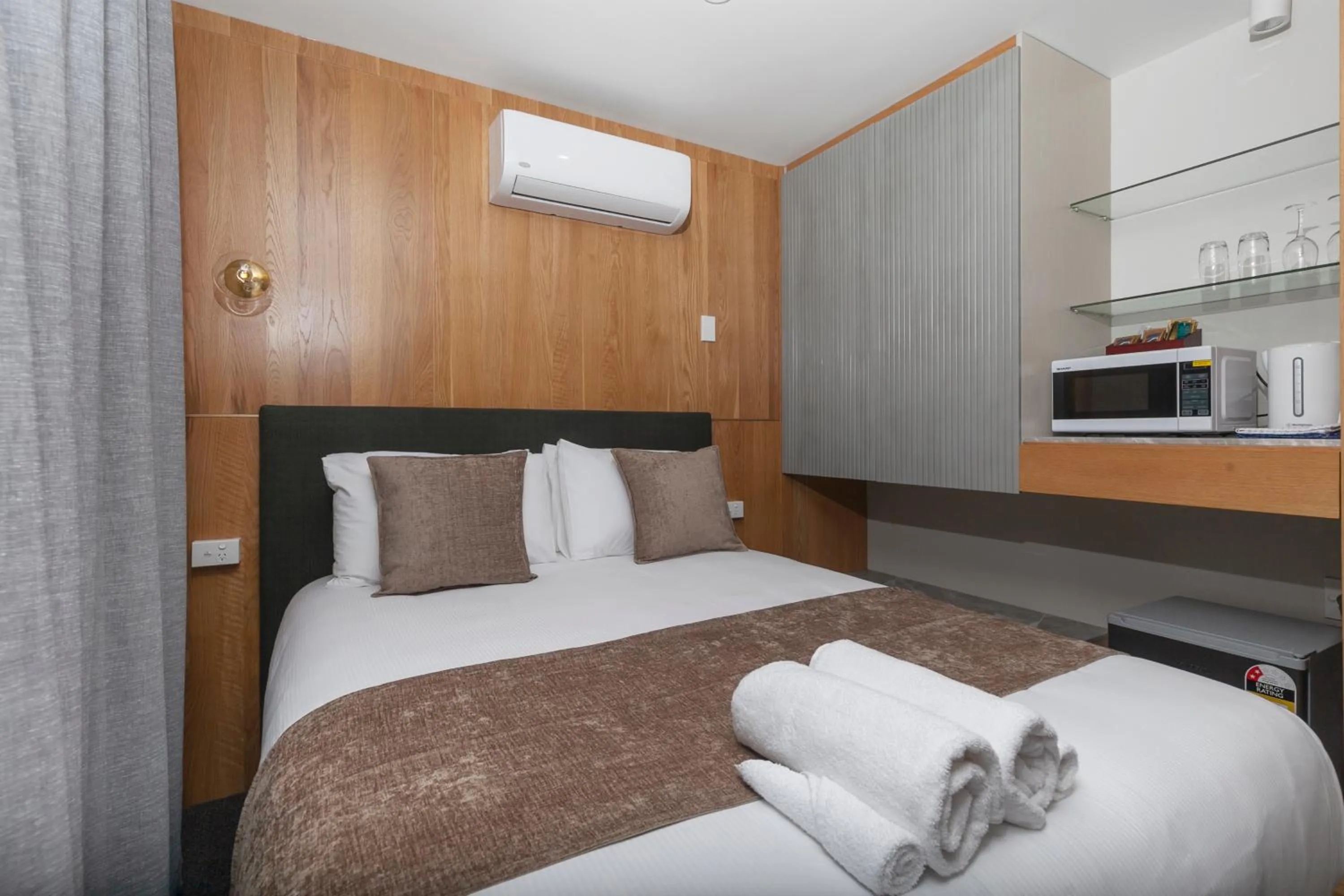 Photo of the whole room, Bed in Kolmar Inn