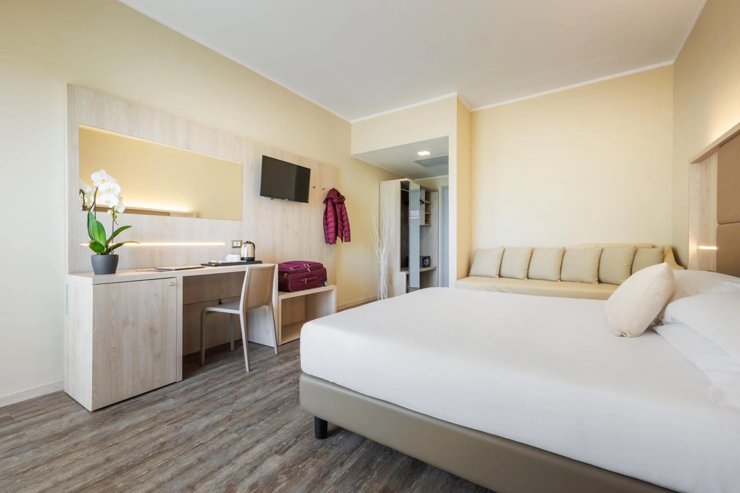 Photo of the whole room, Bed in JR Hotels Gate 7 Bologna