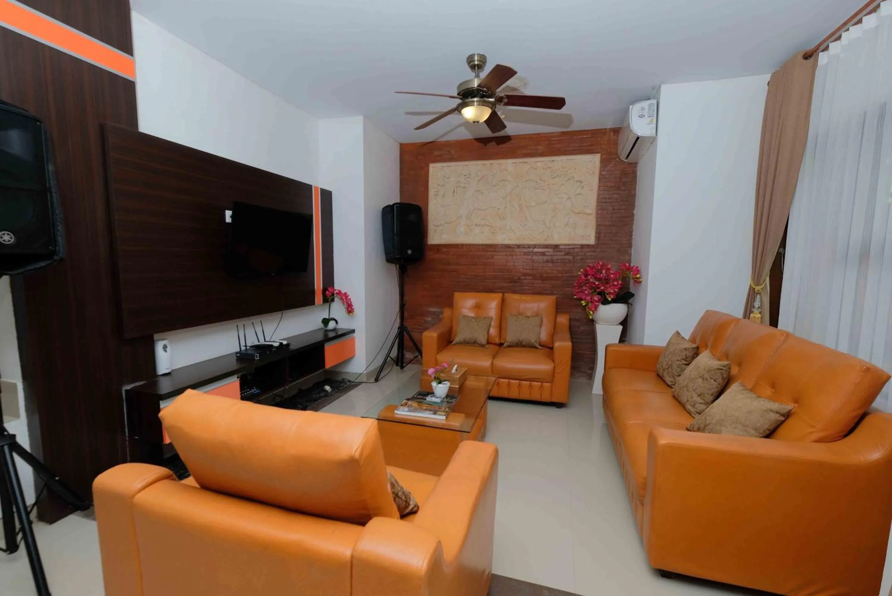 Communal lounge/ TV room in Kayangan Saba Villa