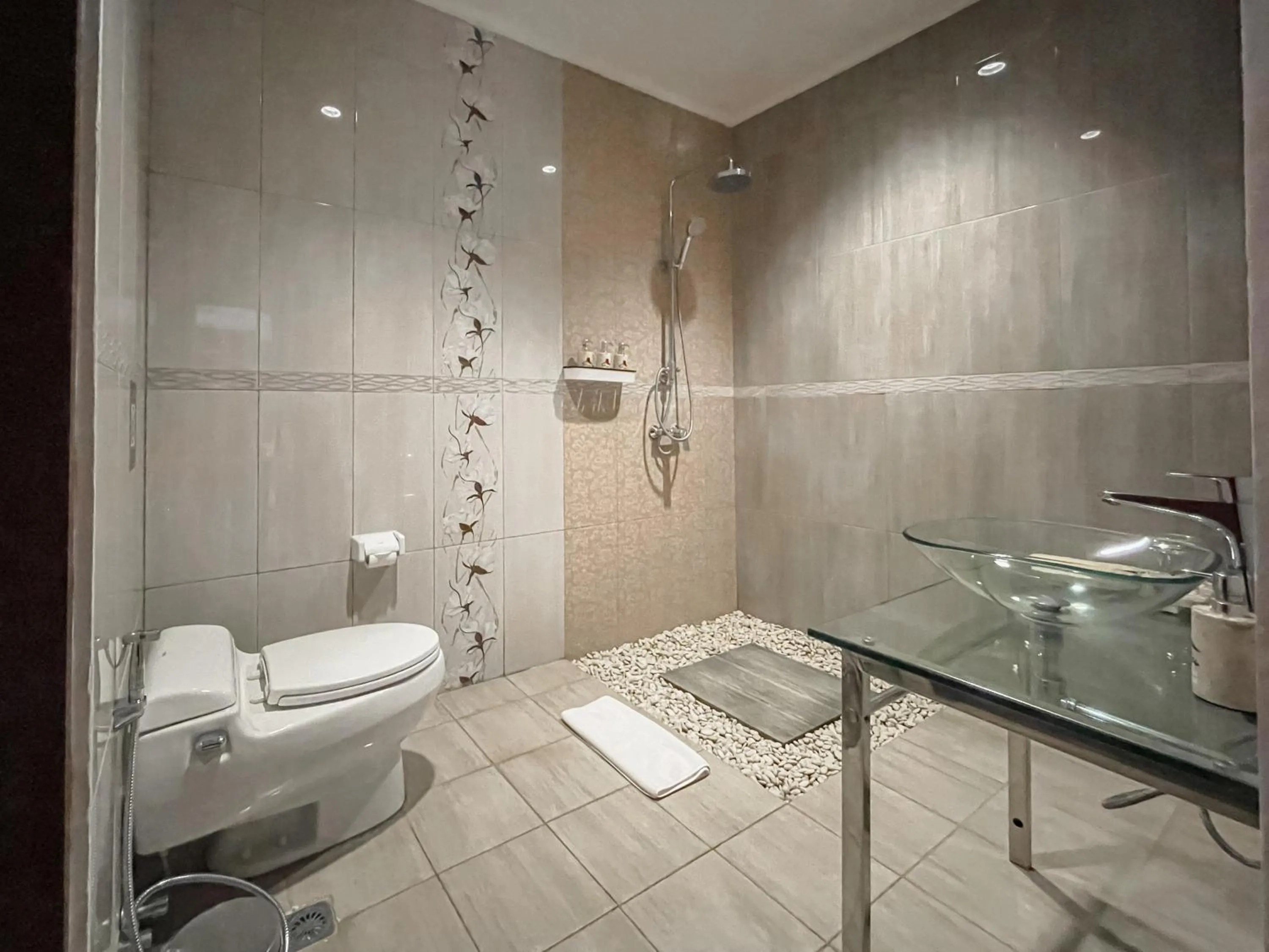 Shower in Kayangan Saba Villa