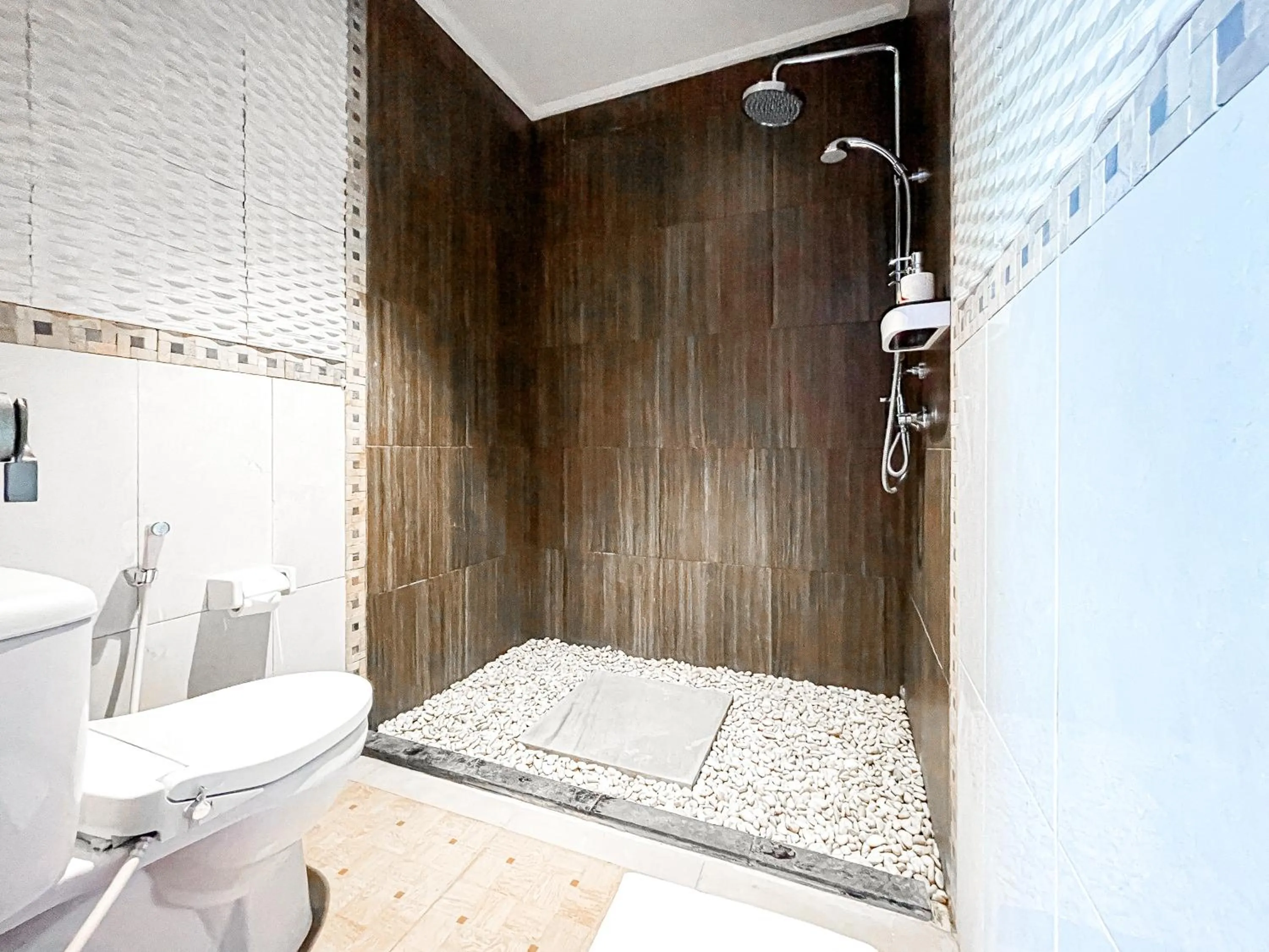 Shower in Kayangan Saba Villa