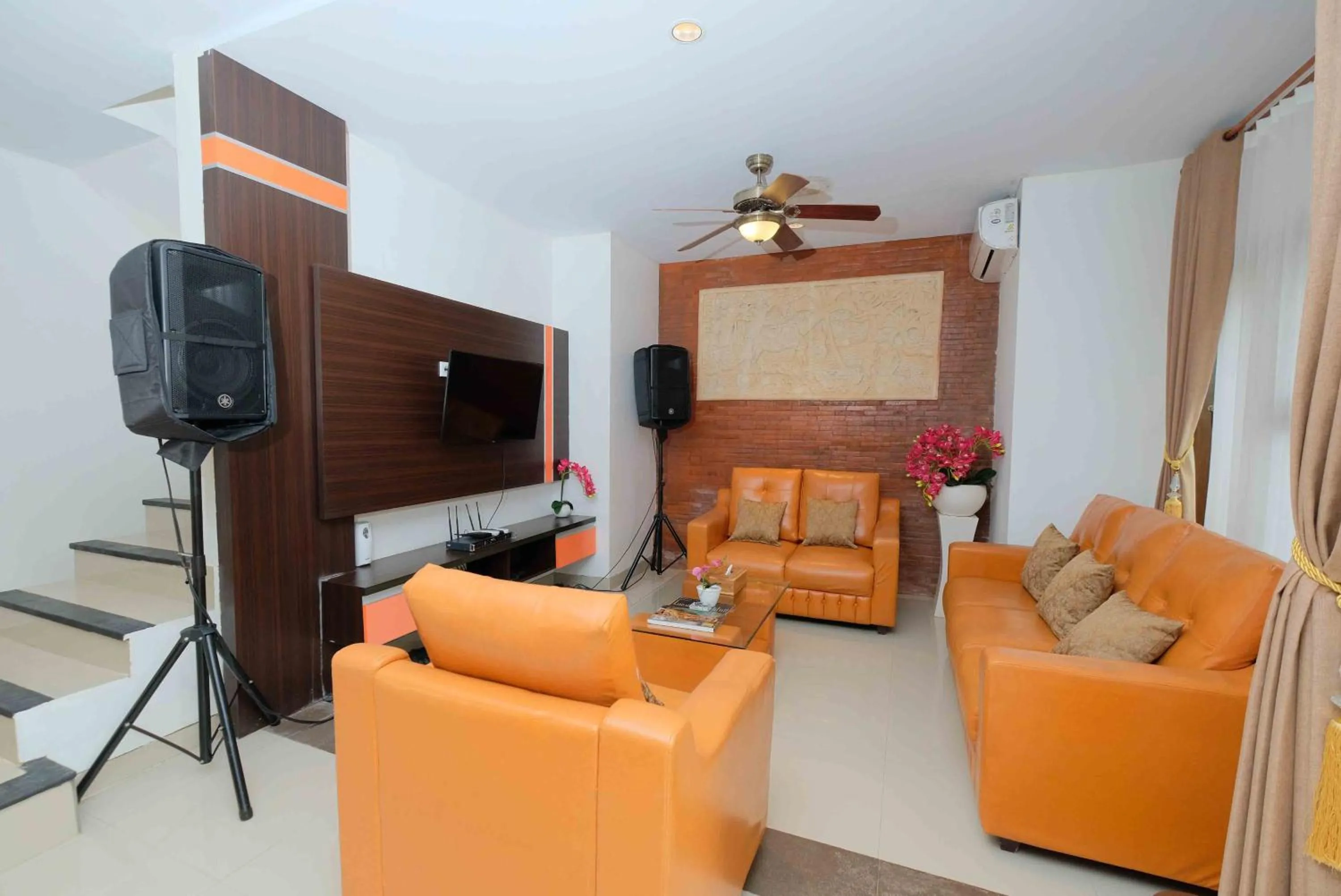 Communal lounge/ TV room in Kayangan Saba Villa