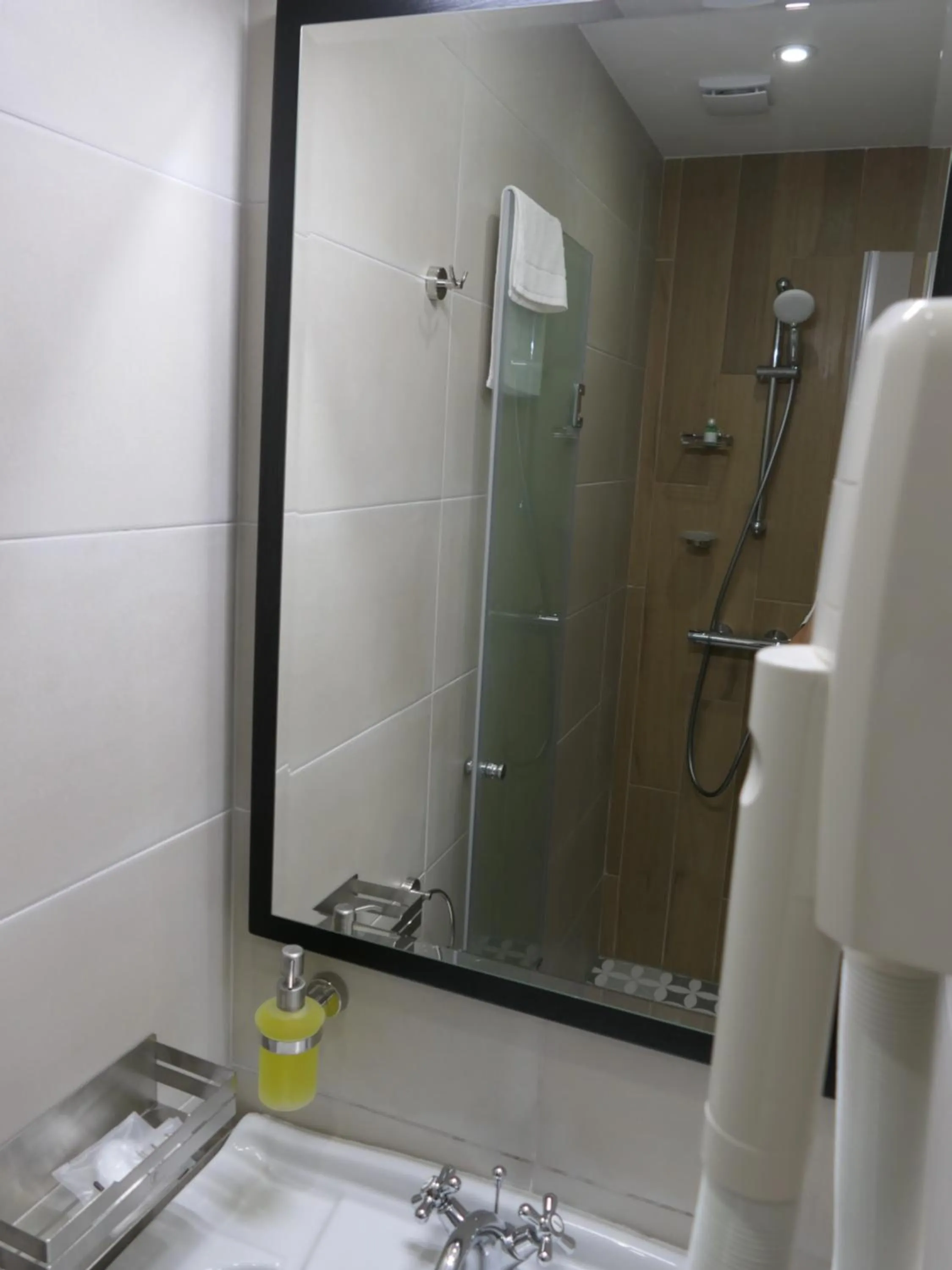 Shower in Hotel MEDITERRANEO