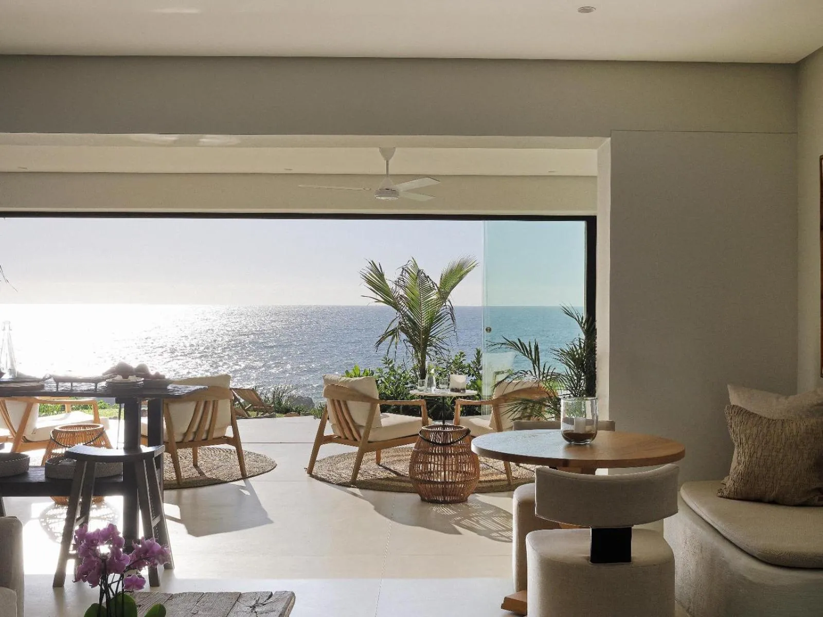 Communal lounge/ TV room in Sala Beach House