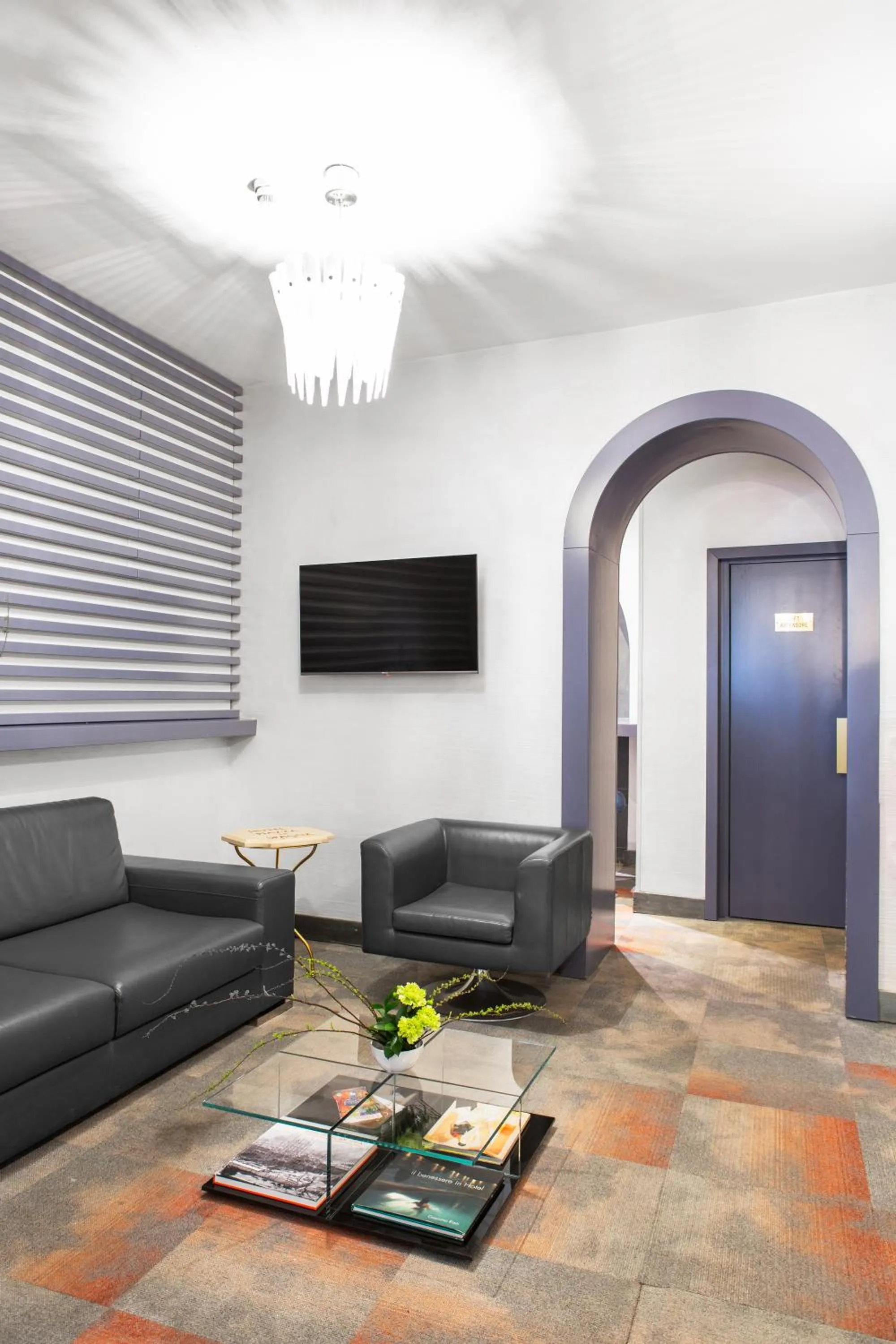 Communal lounge/ TV room in Hotel Piazza Di Spagna