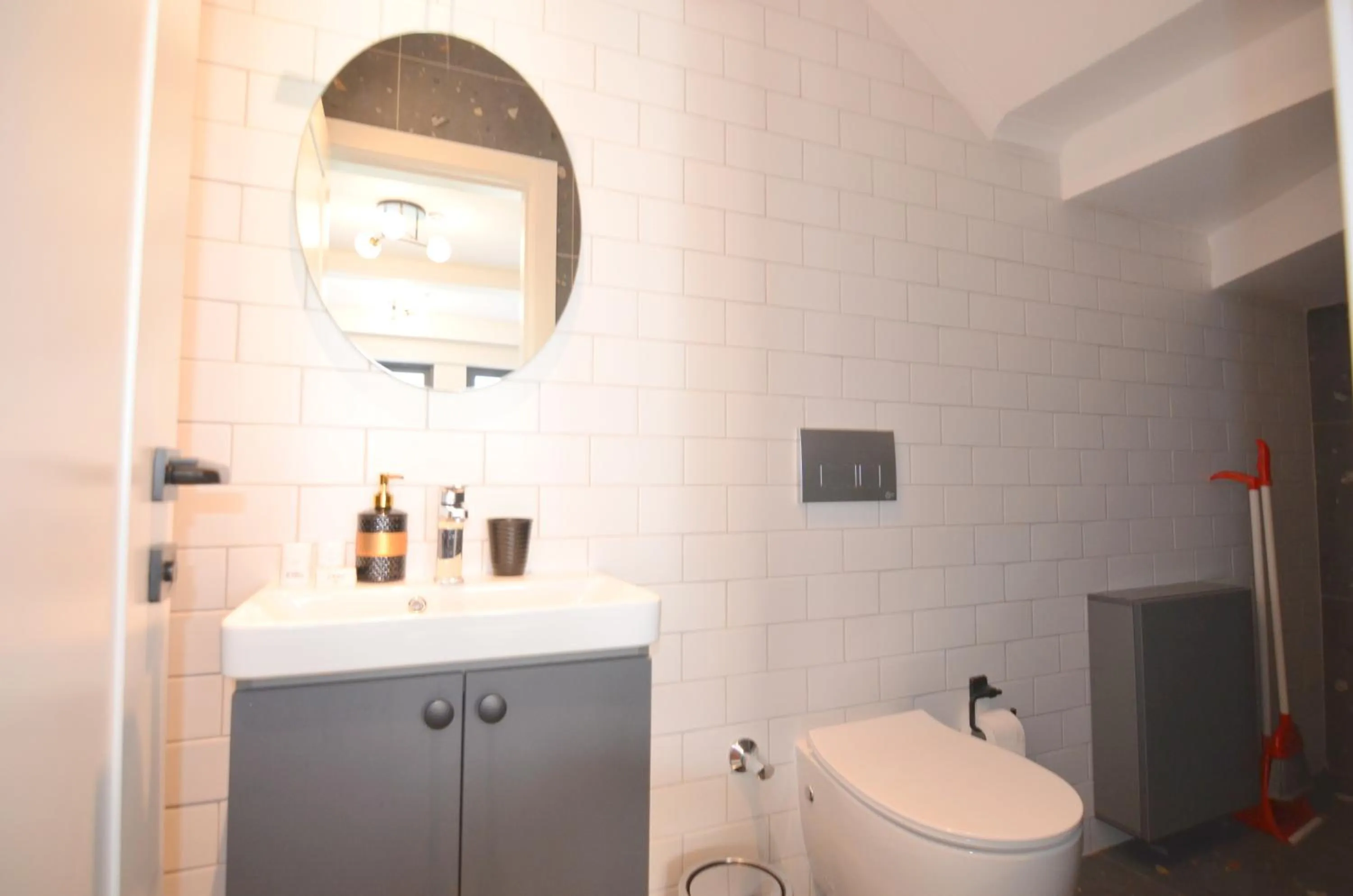 Toilet in Juglans Suites