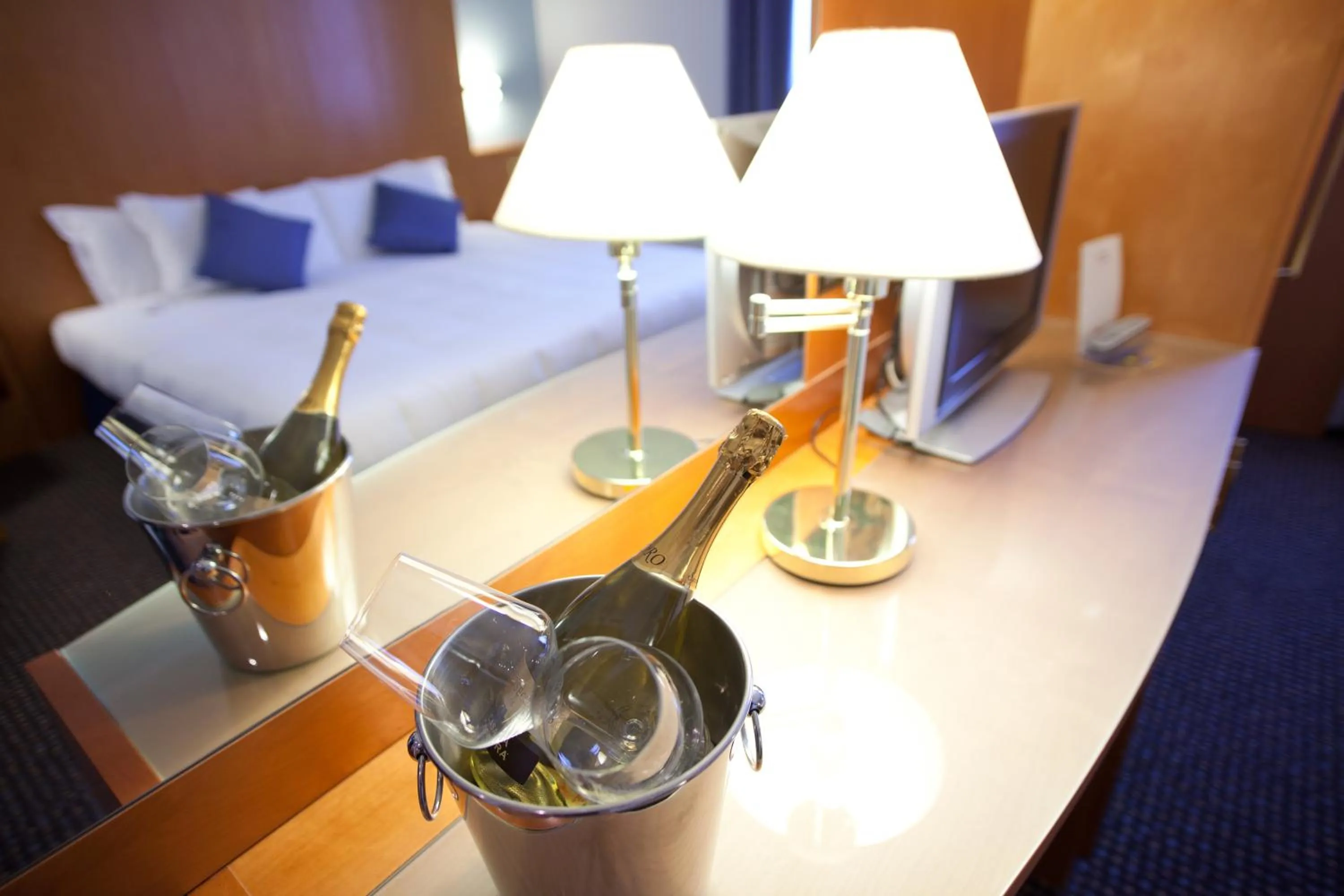 Alcoholic drinks, Bed in UNA HOTELS Occhiobello