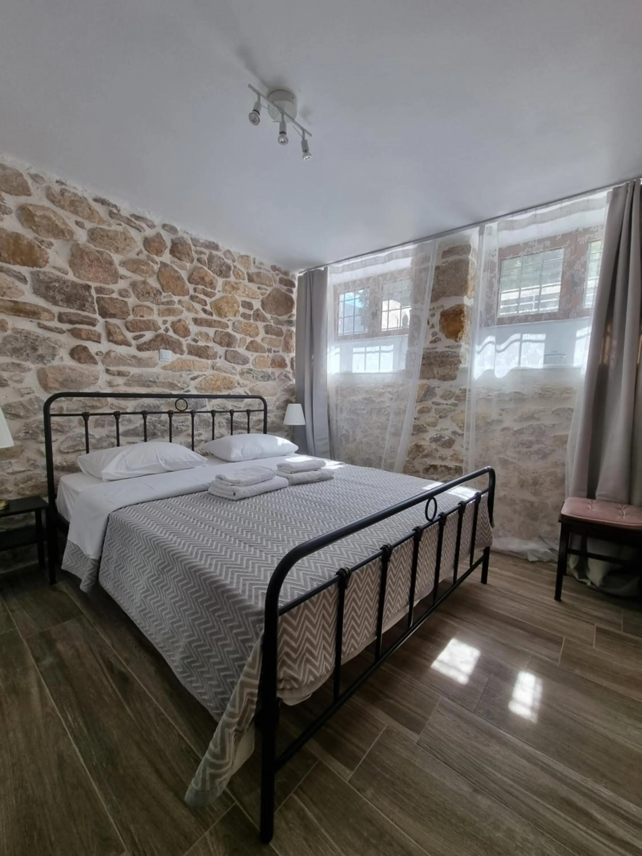 Bed in Hall Apartments & Rooms - by Avelink