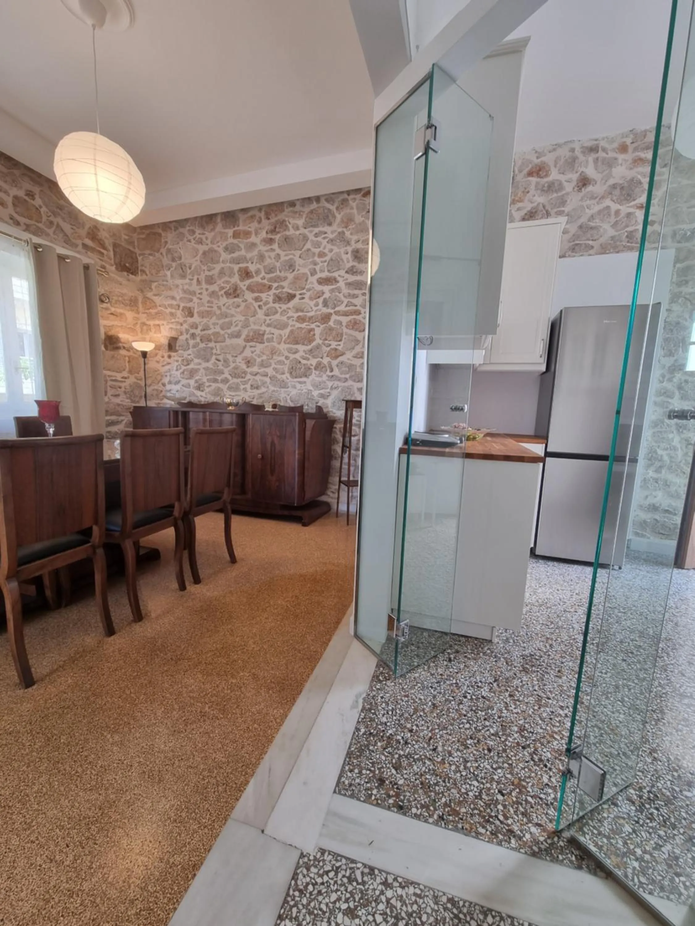 Hall Apartments & Rooms - by Avelink