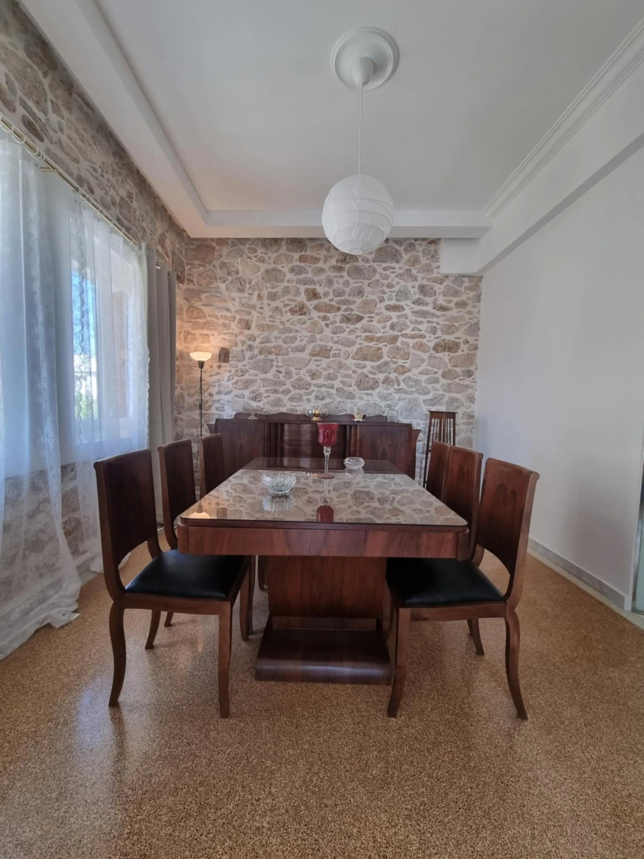 Hall Apartments & Rooms - by Avelink