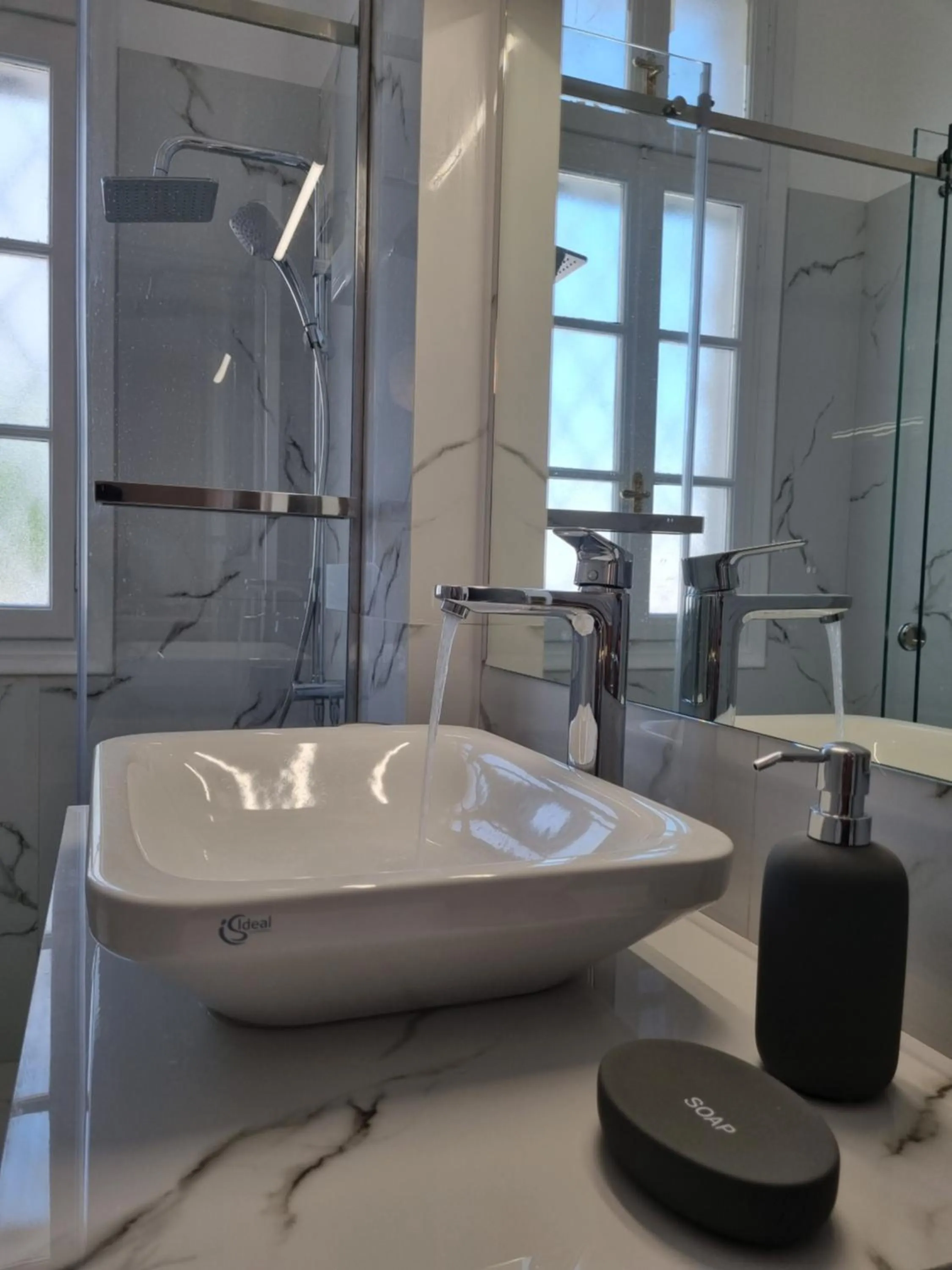 Hall Apartments & Rooms - by Avelink