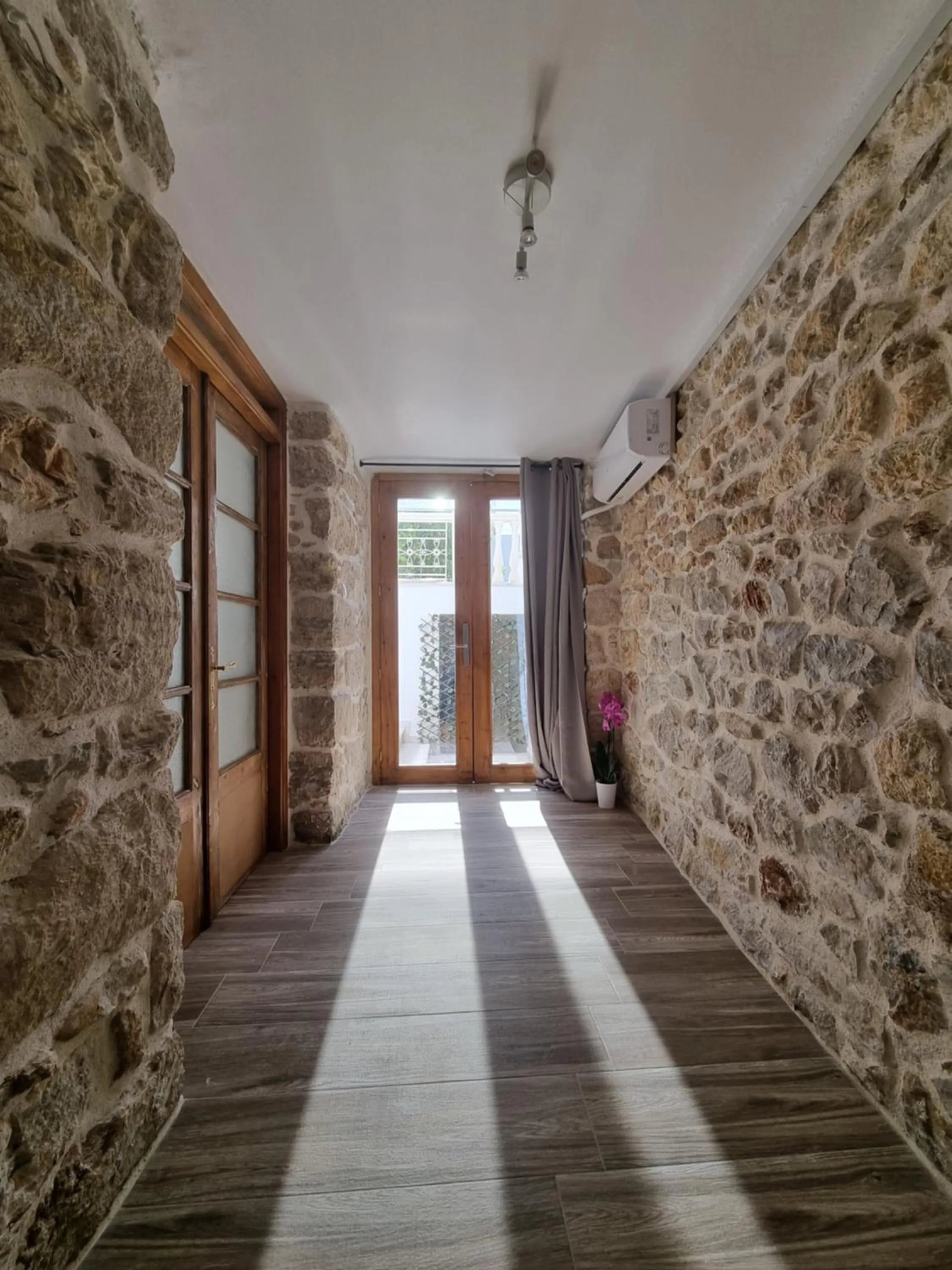 Hall Apartments & Rooms - by Avelink