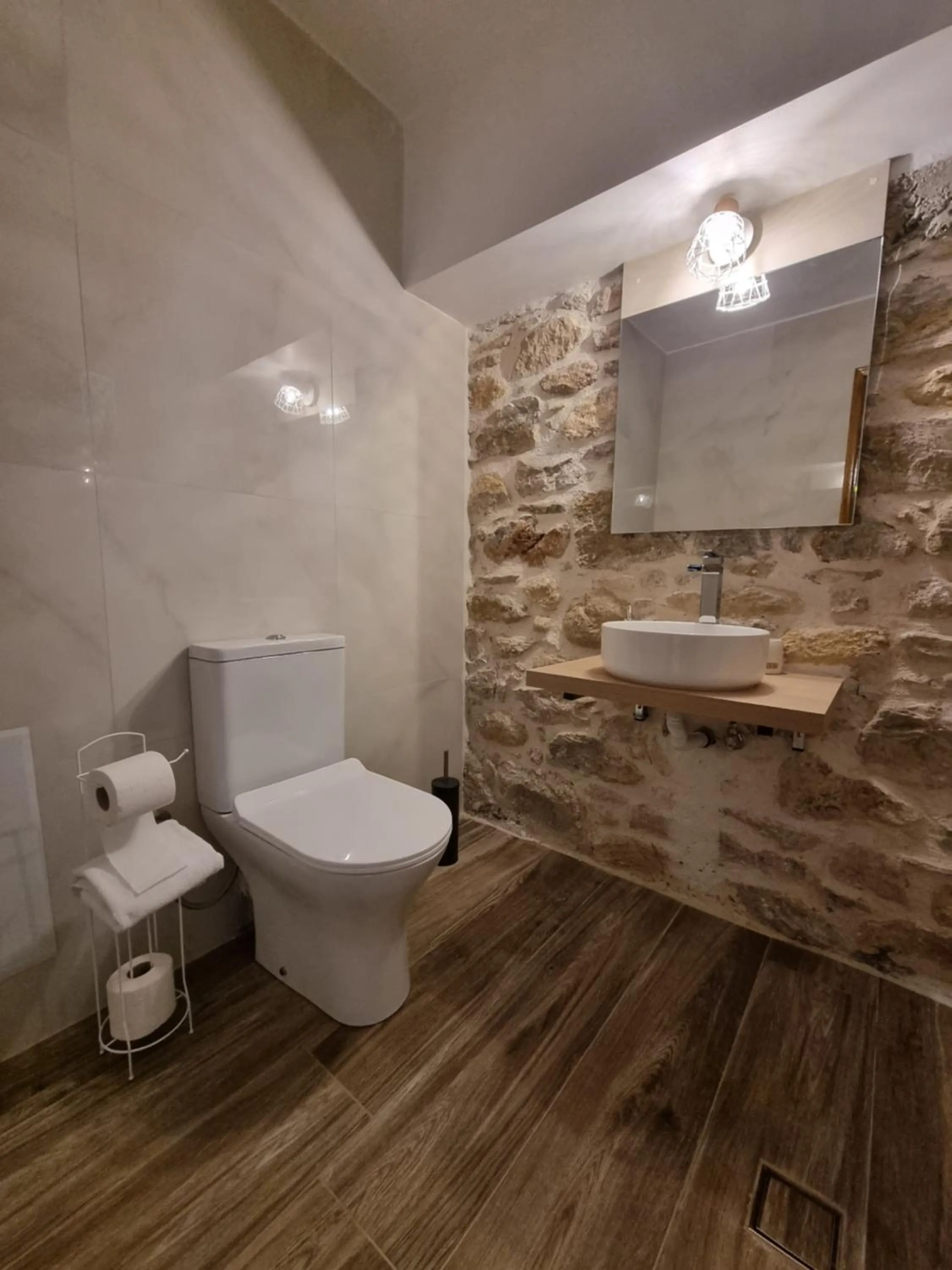 Shower in Hall Apartments & Rooms - by Avelink