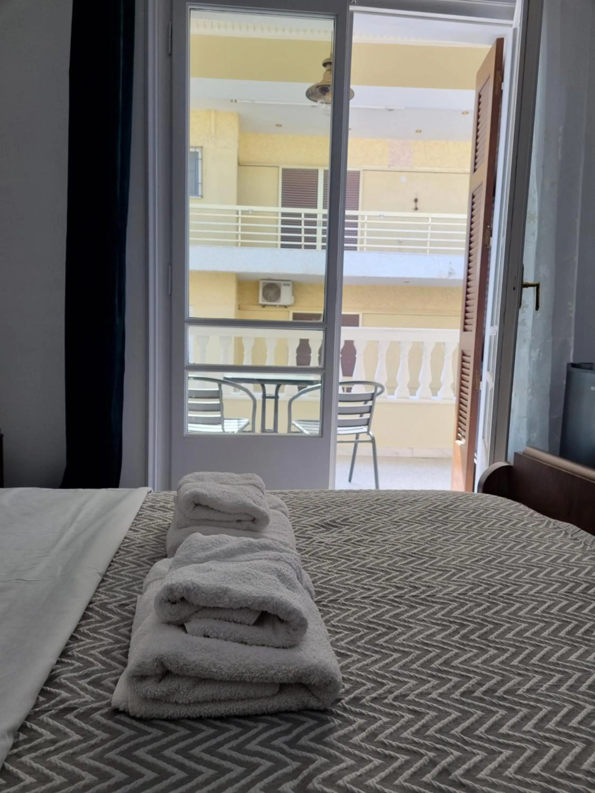 Bed in Hall Apartments & Rooms - by Avelink