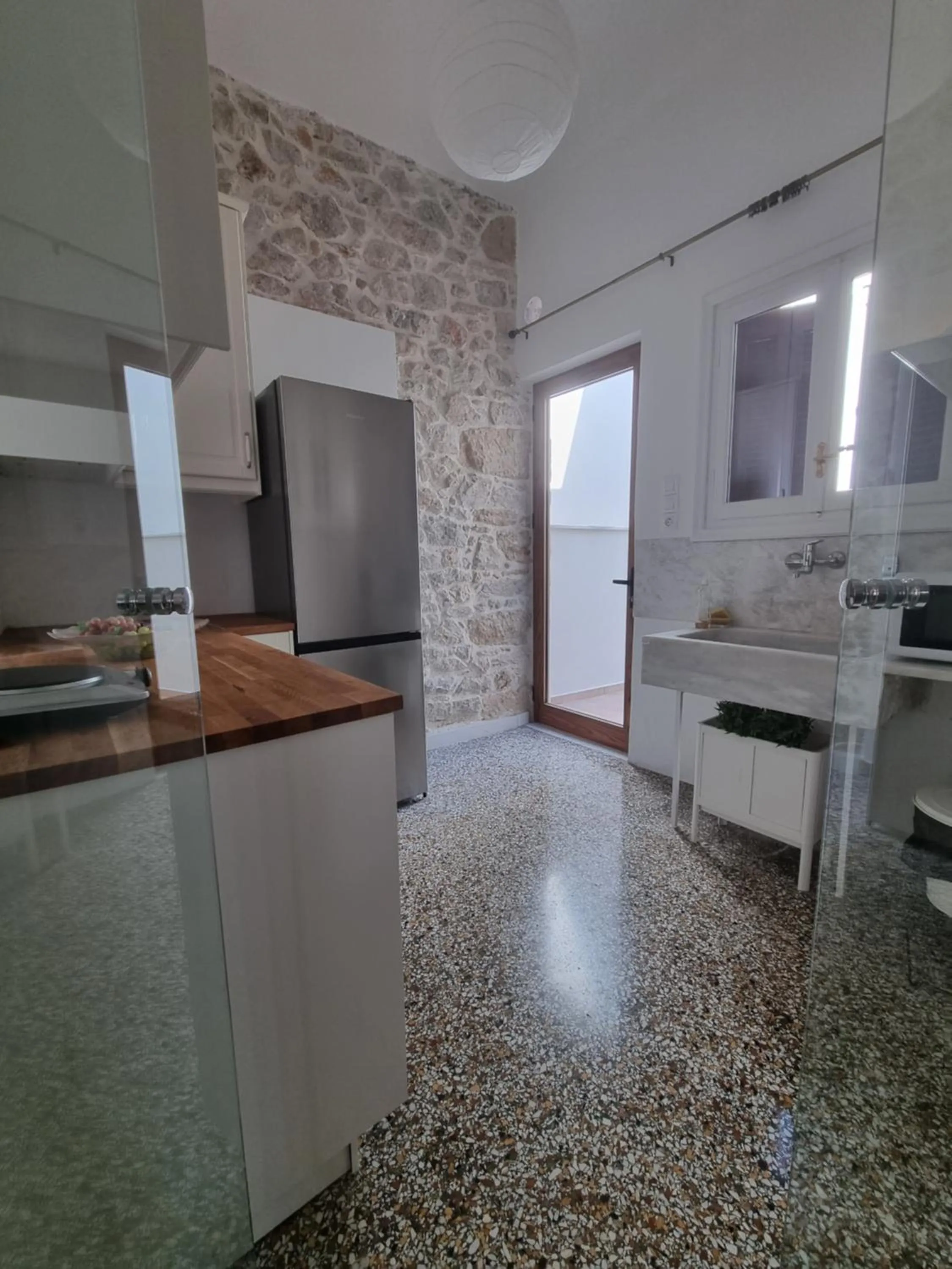 Kitchen or kitchenette in Hall Apartments & Rooms - by Avelink