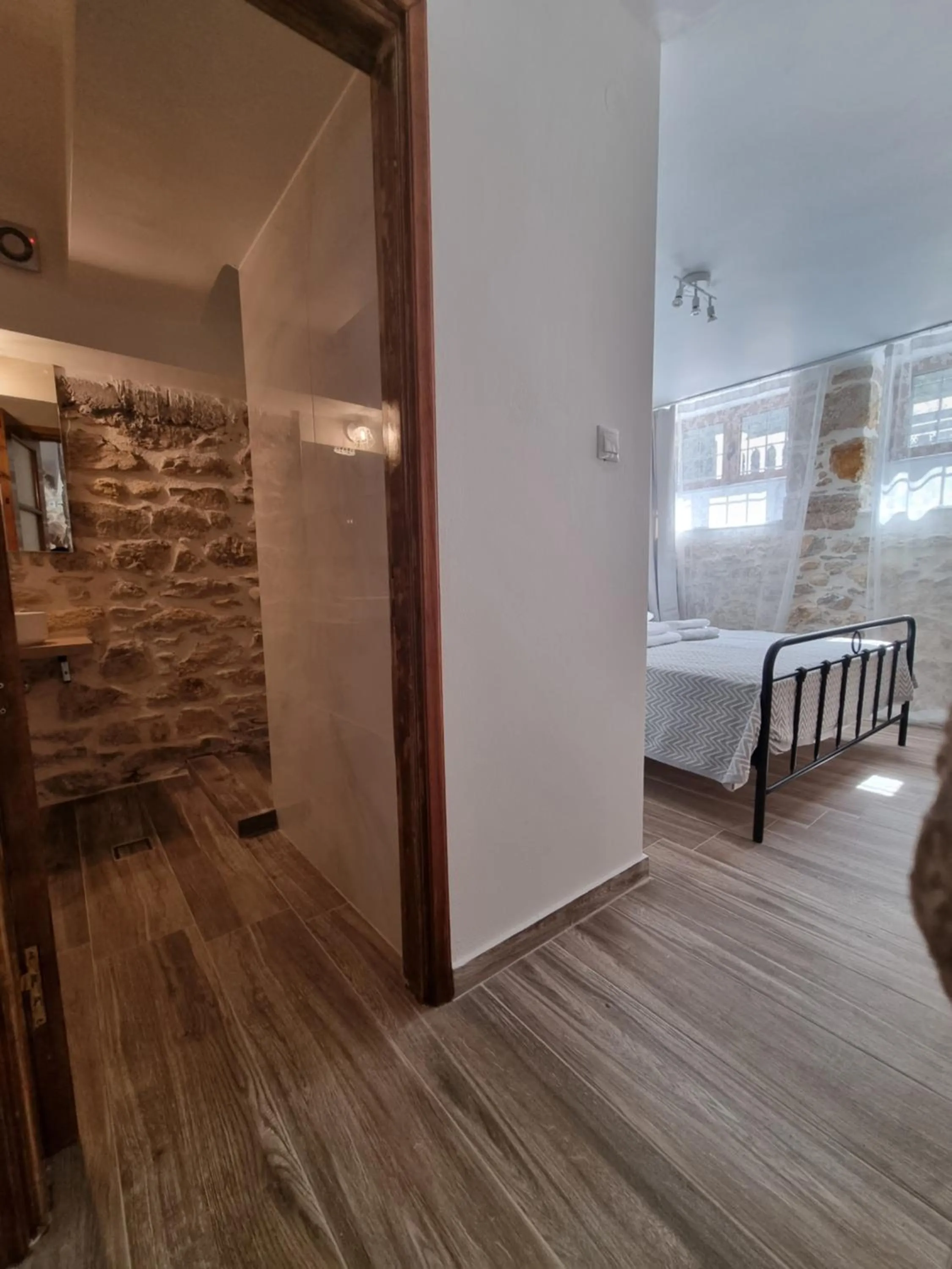 Bed in Hall Apartments & Rooms - by Avelink