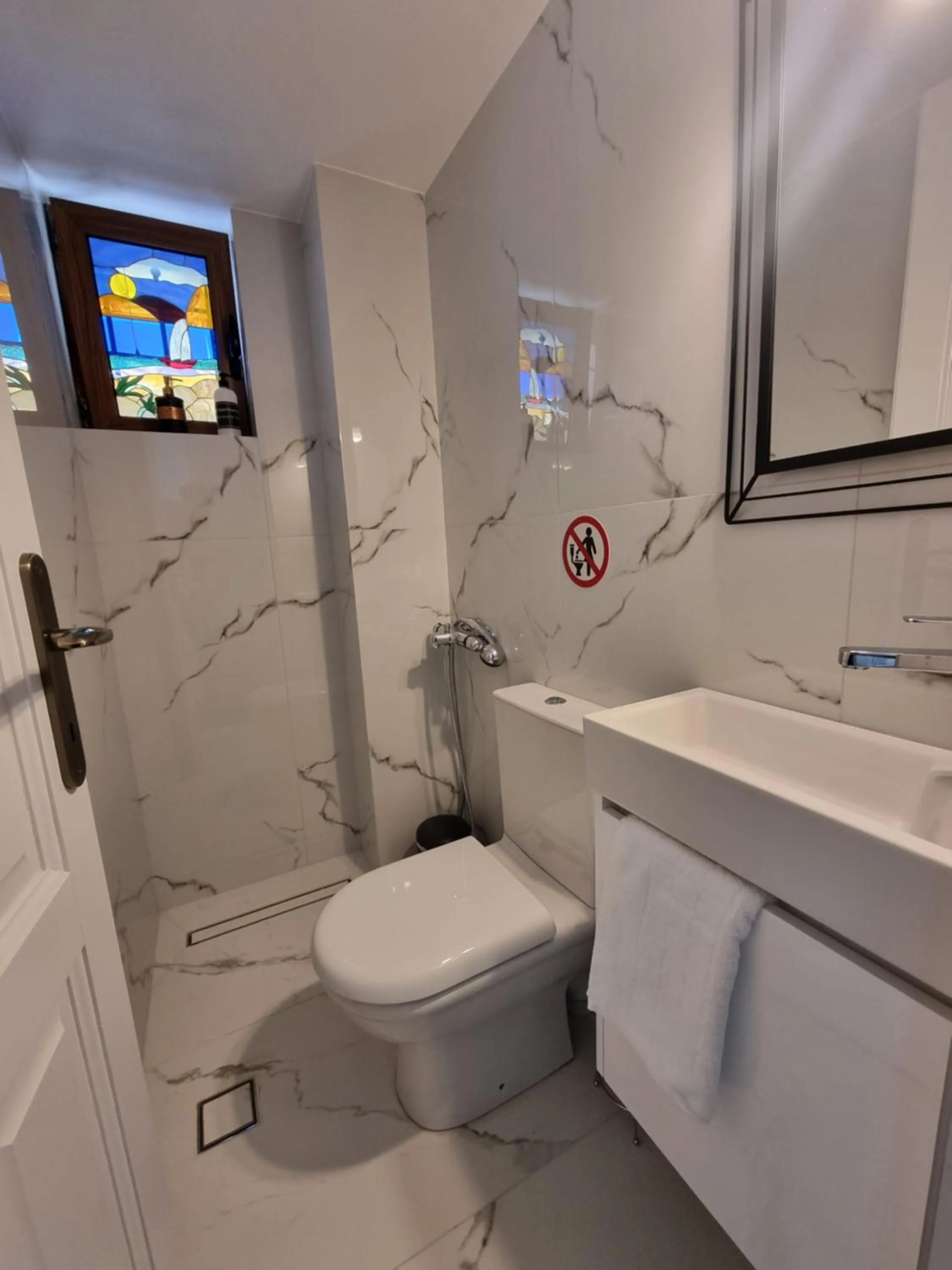 Bathroom in Hall Apartments & Rooms - by Avelink