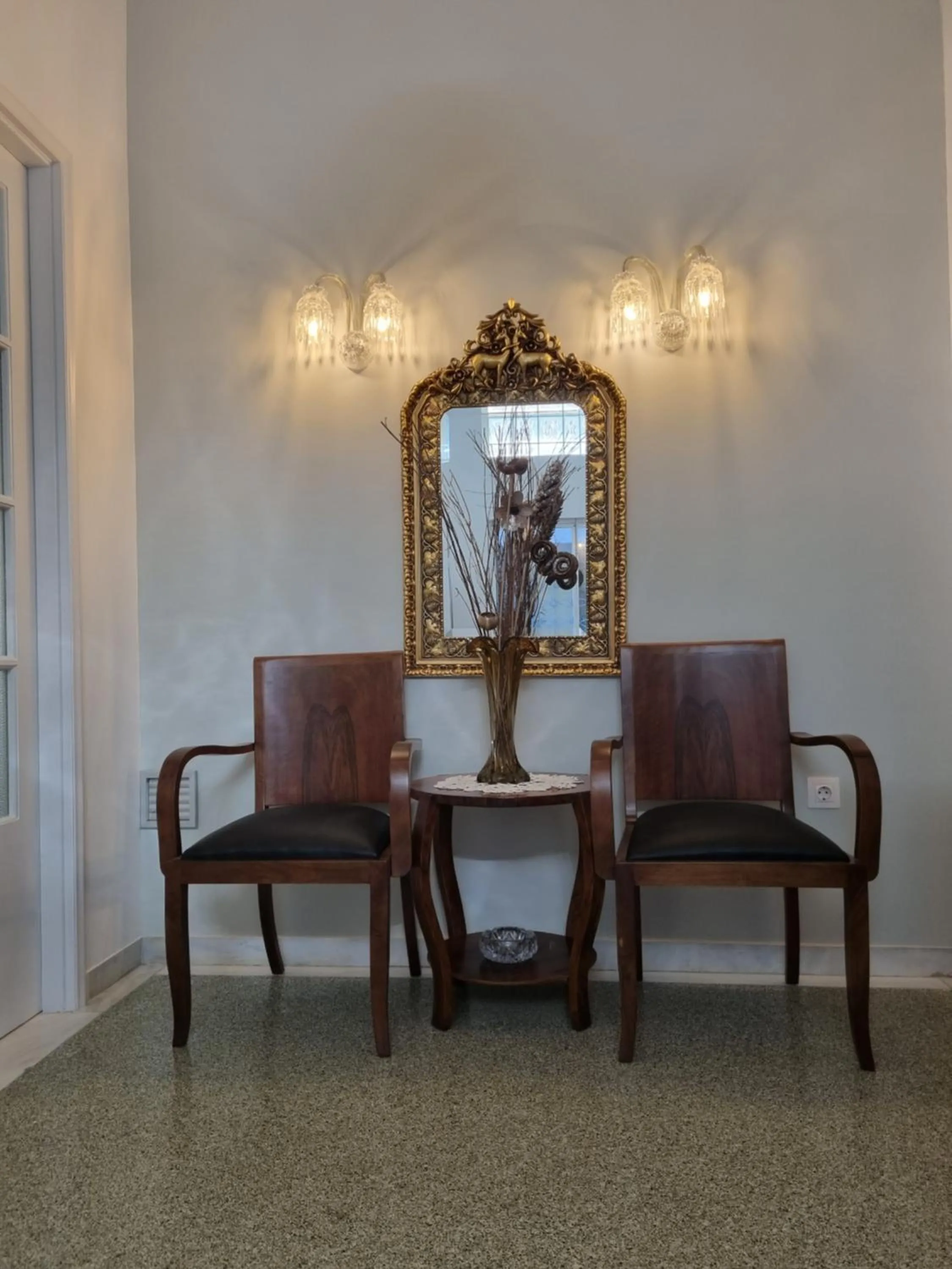 Hall Apartments & Rooms - by Avelink