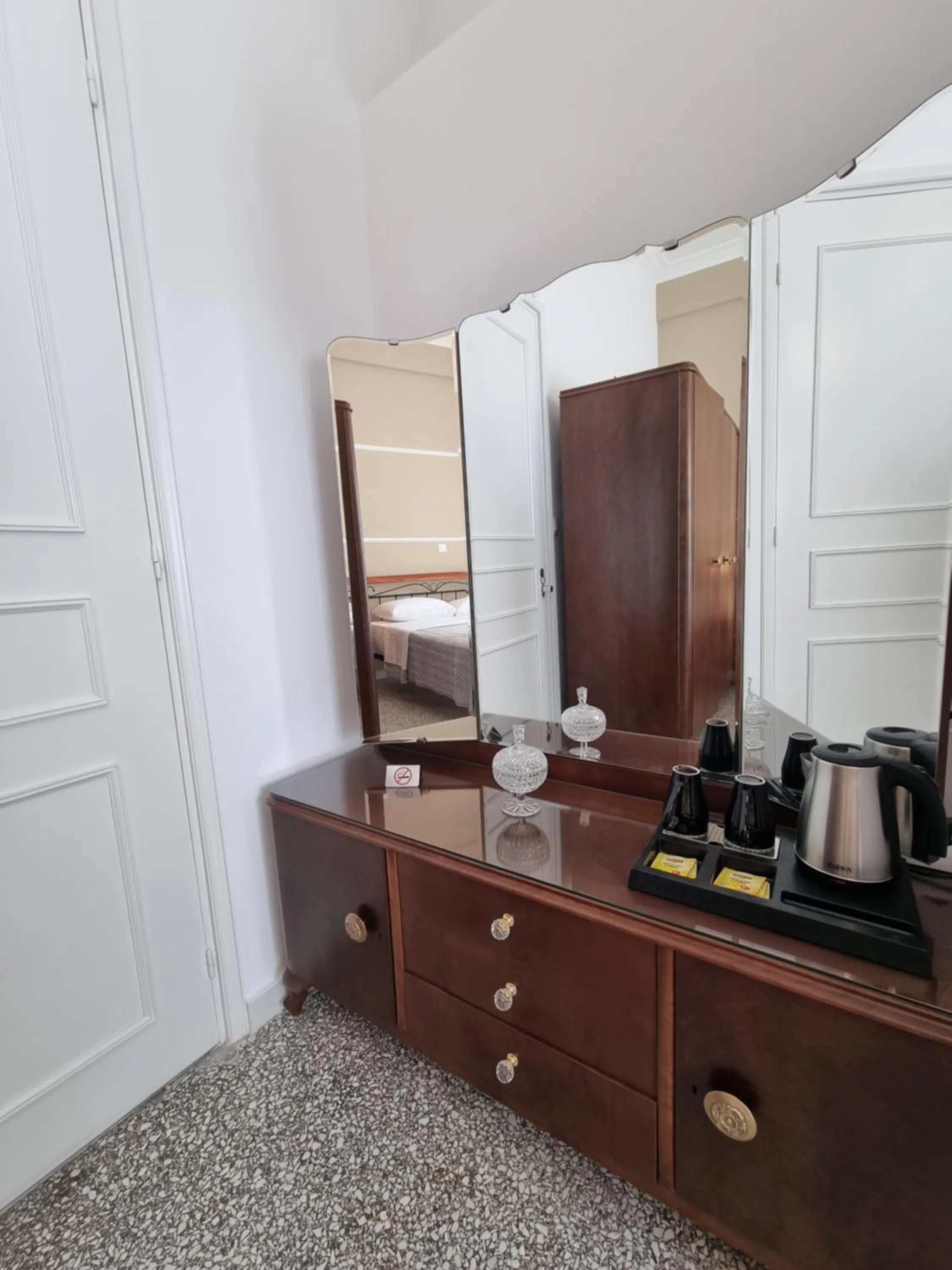 Hall Apartments & Rooms - by Avelink