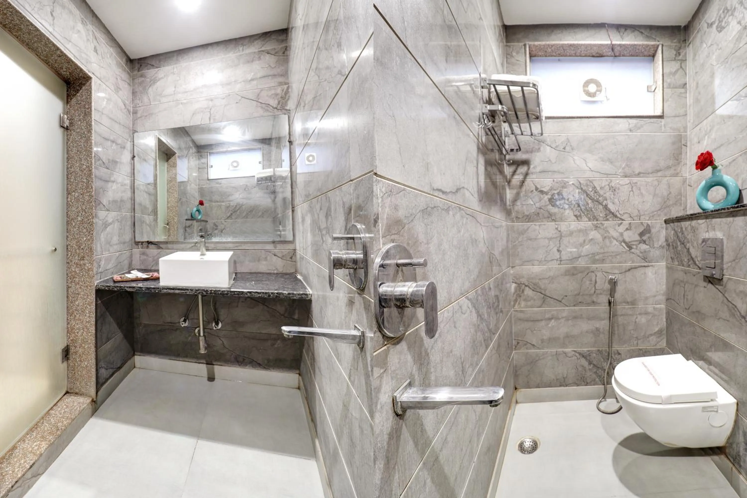 Bathroom in Hotel Emporio Dx - New Delhi Railway Station - Paharganj