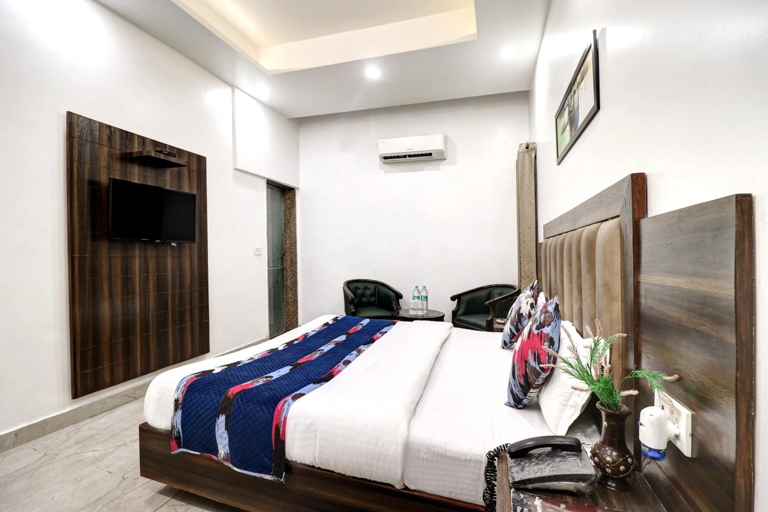 Bed in Hotel Emporio Dx - New Delhi Railway Station - Paharganj