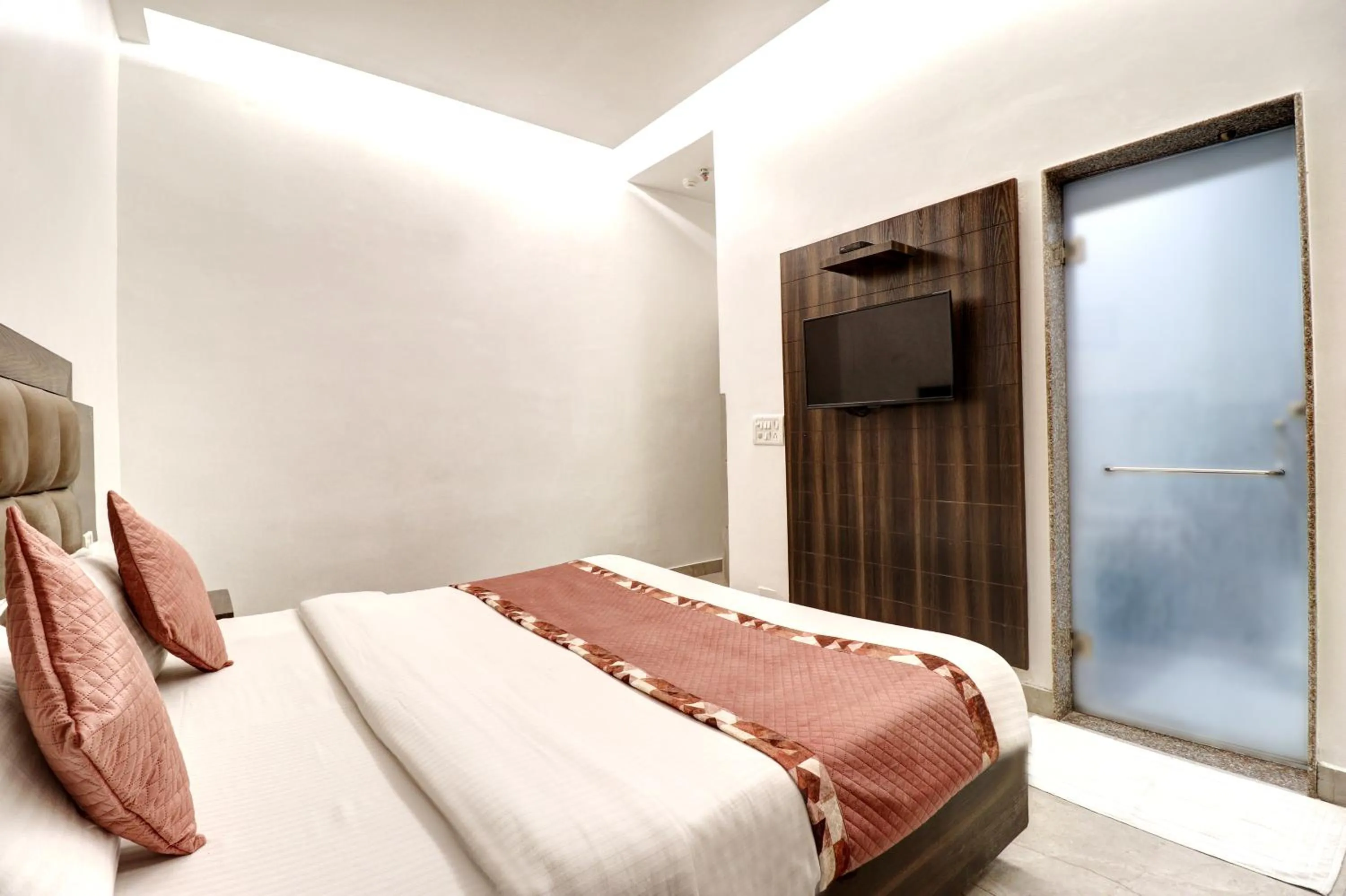 TV and multimedia, Bed in Hotel Emporio Dx - New Delhi Railway Station - Paharganj