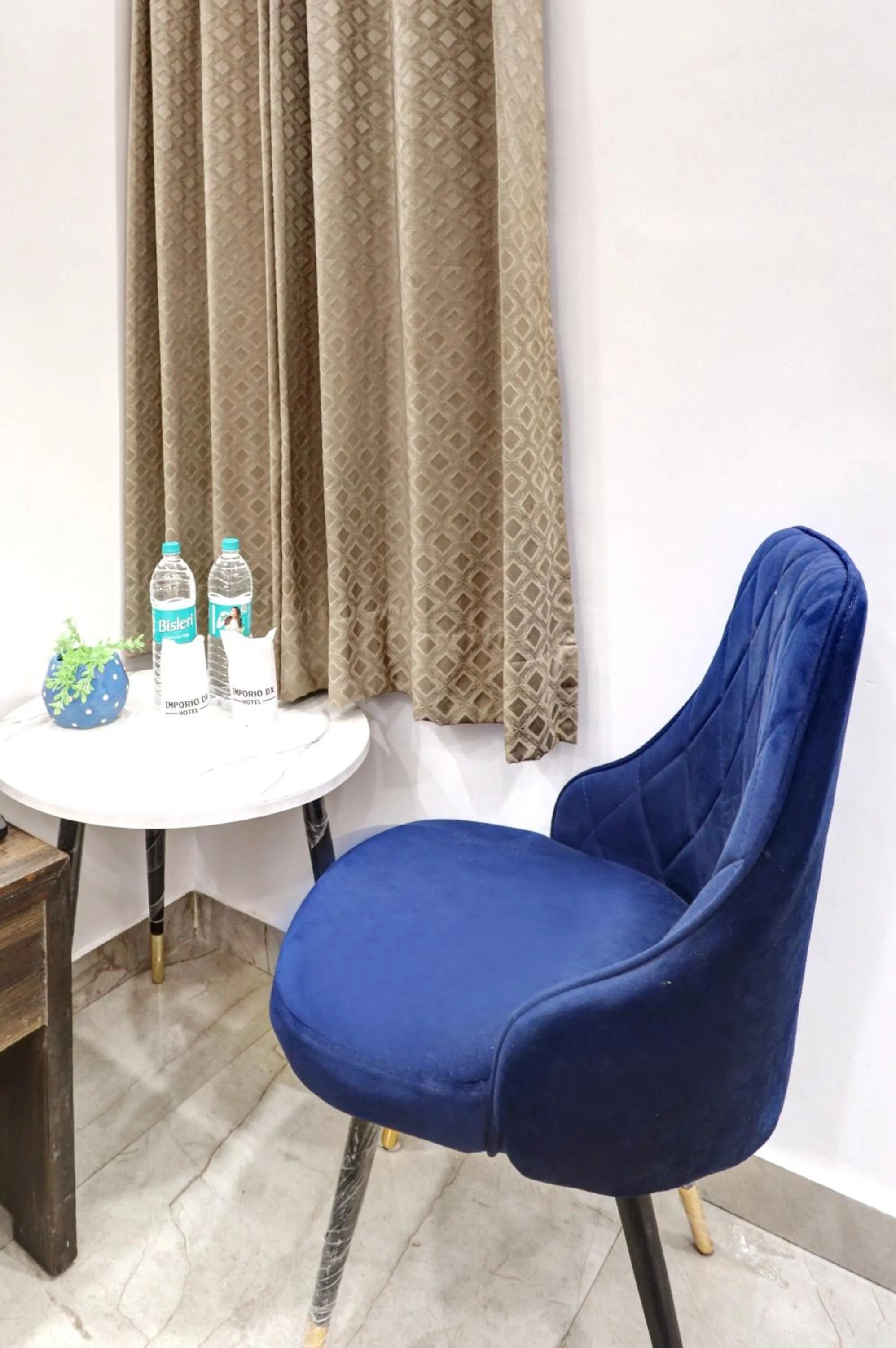 Seating area in Hotel Emporio Dx - New Delhi Railway Station - Paharganj