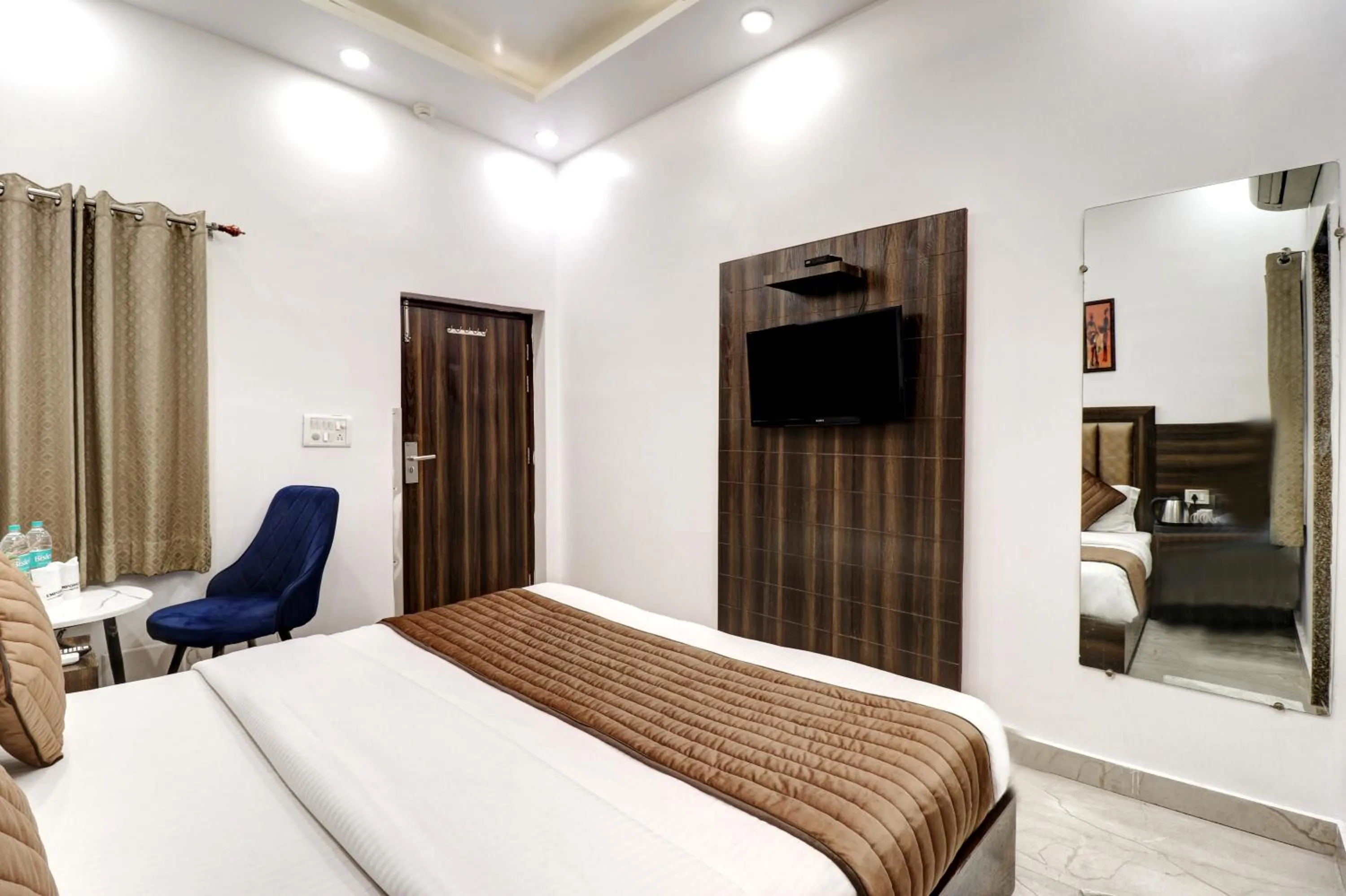 Bedroom, Bed in Hotel Emporio Dx - New Delhi Railway Station - Paharganj
