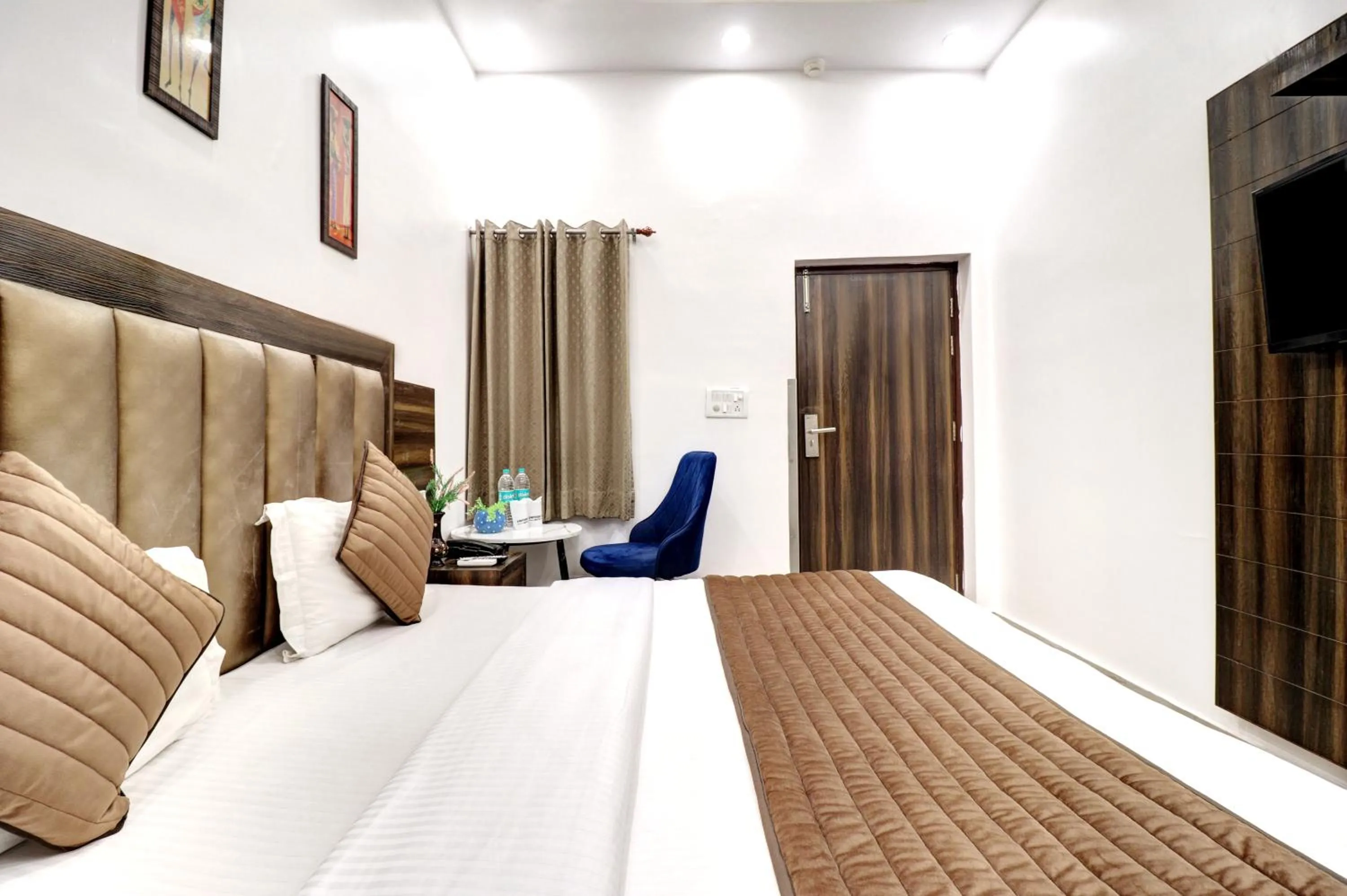 Bed in Hotel Emporio Dx - New Delhi Railway Station - Paharganj