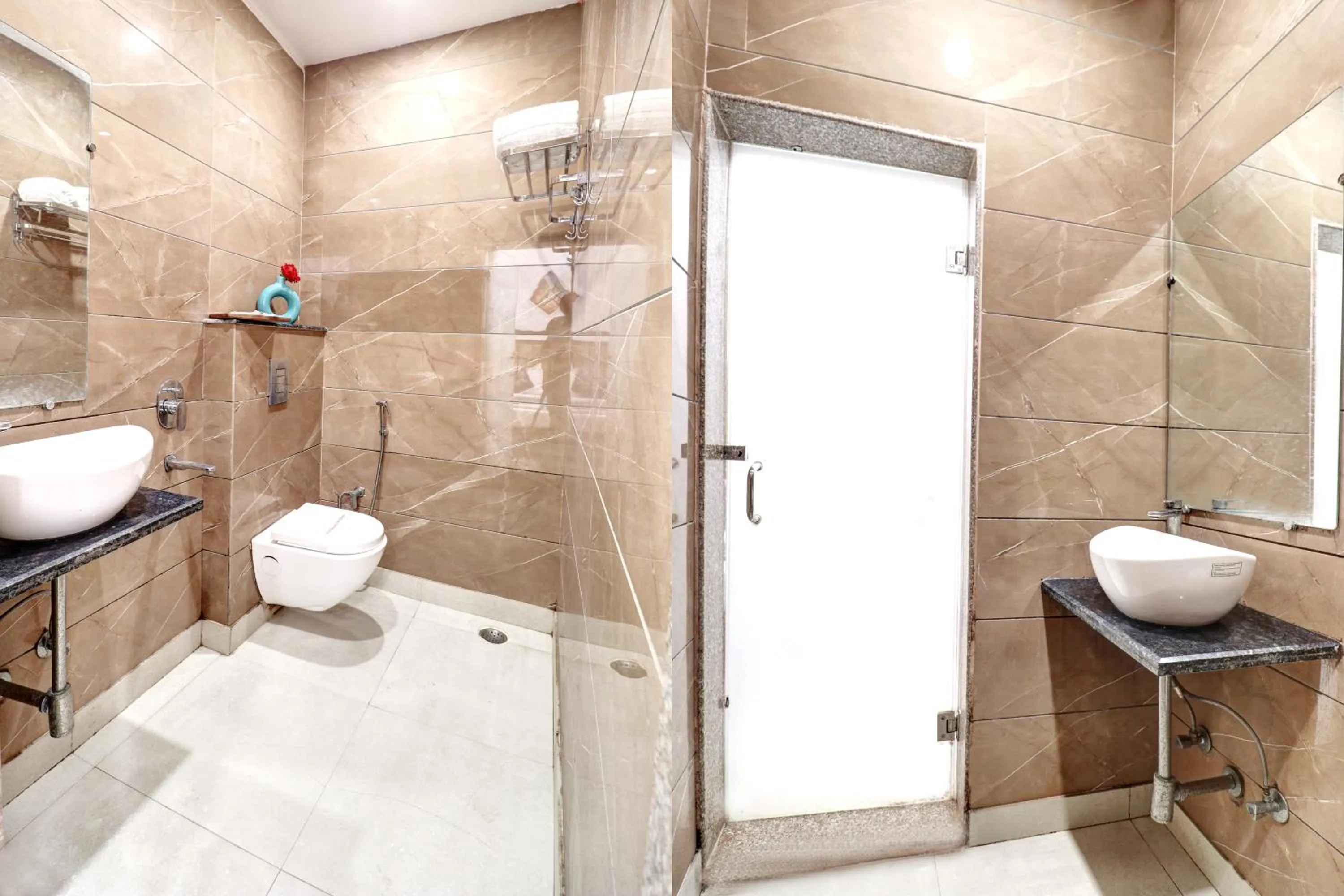 Bathroom in Hotel Emporio Dx - New Delhi Railway Station - Paharganj