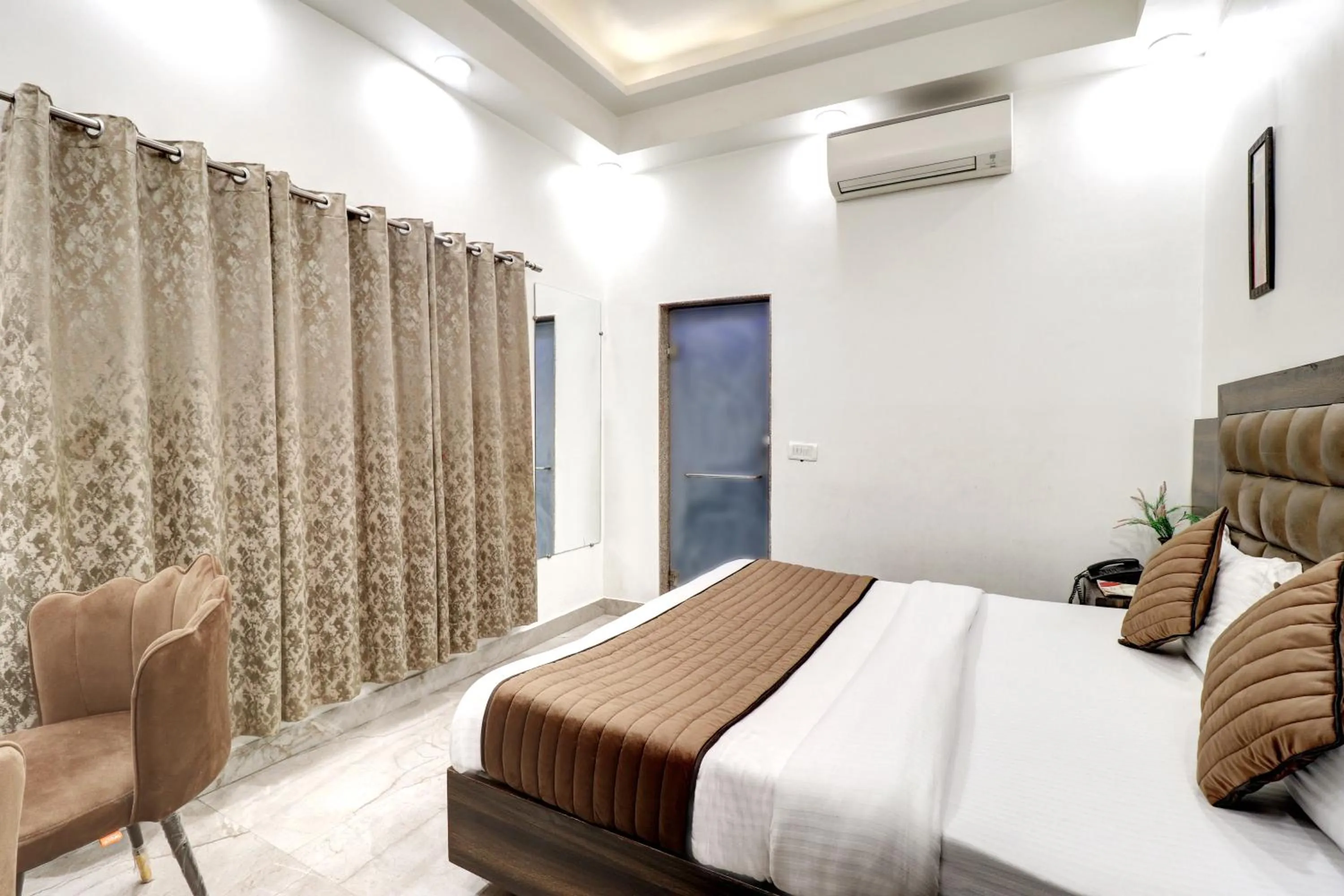 Bed in Hotel Emporio Dx - New Delhi Railway Station - Paharganj