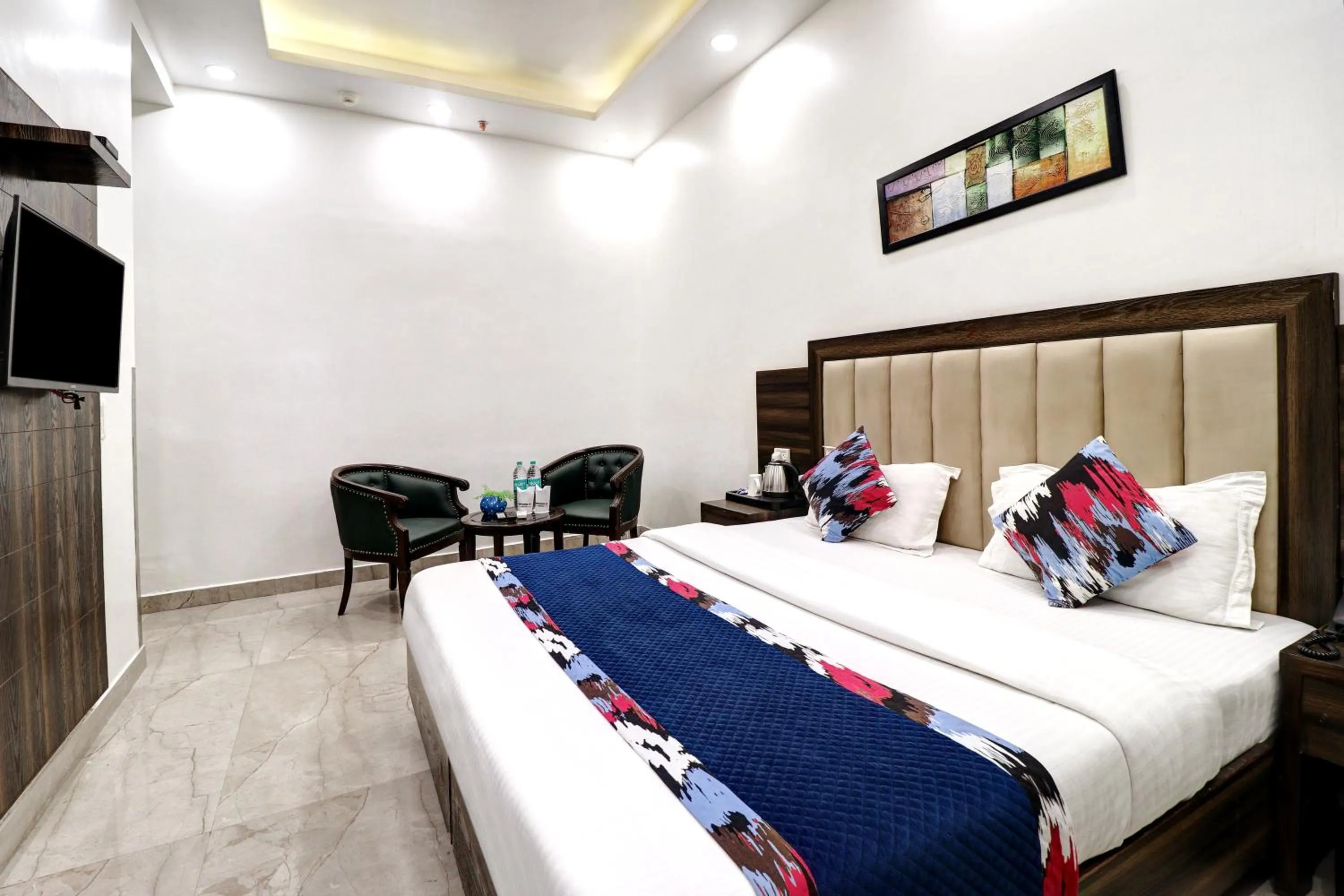 Communal lounge/ TV room, Bed in Hotel Emporio Dx - New Delhi Railway Station - Paharganj