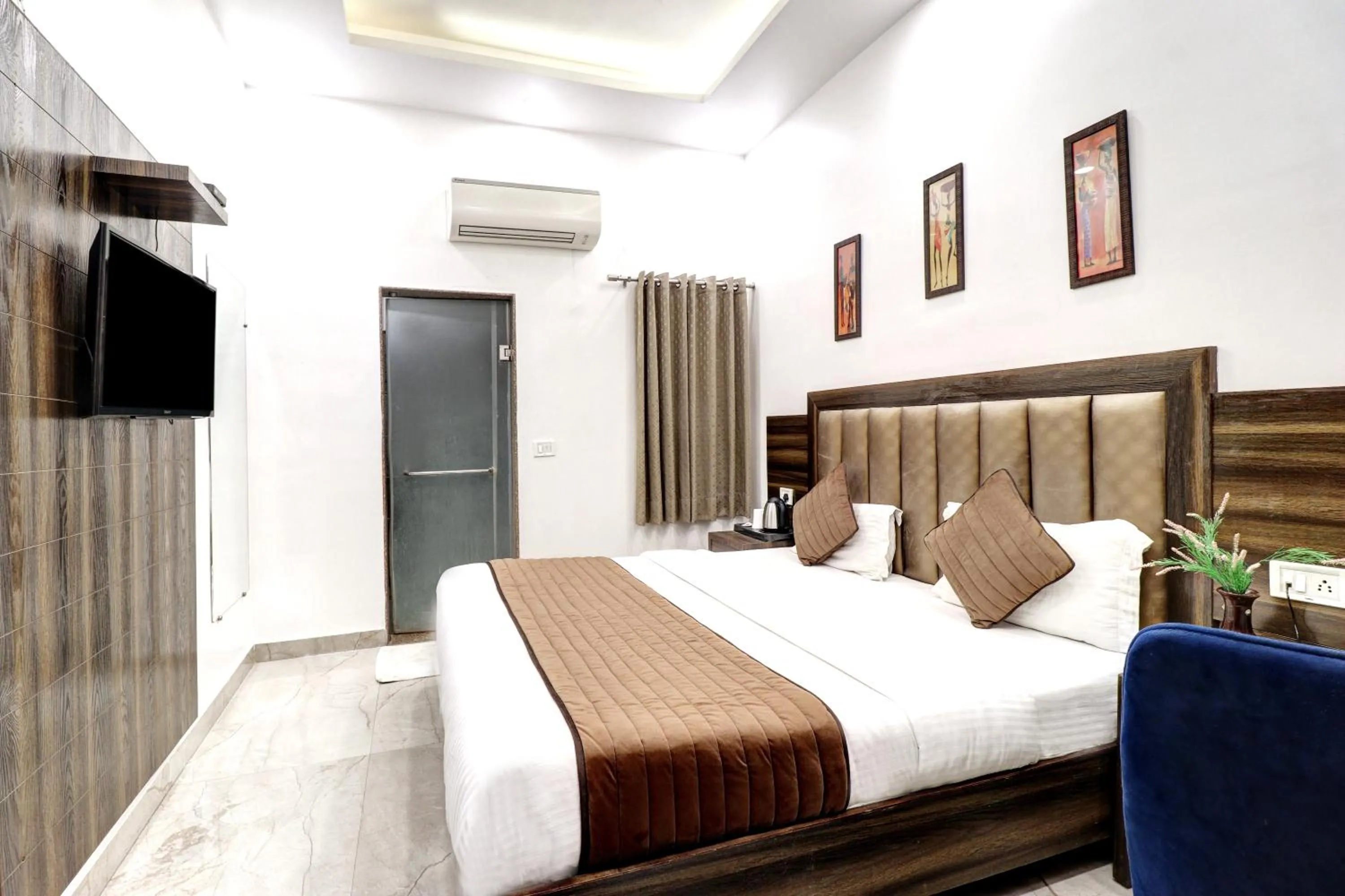 Bed in Hotel Emporio Dx - New Delhi Railway Station - Paharganj