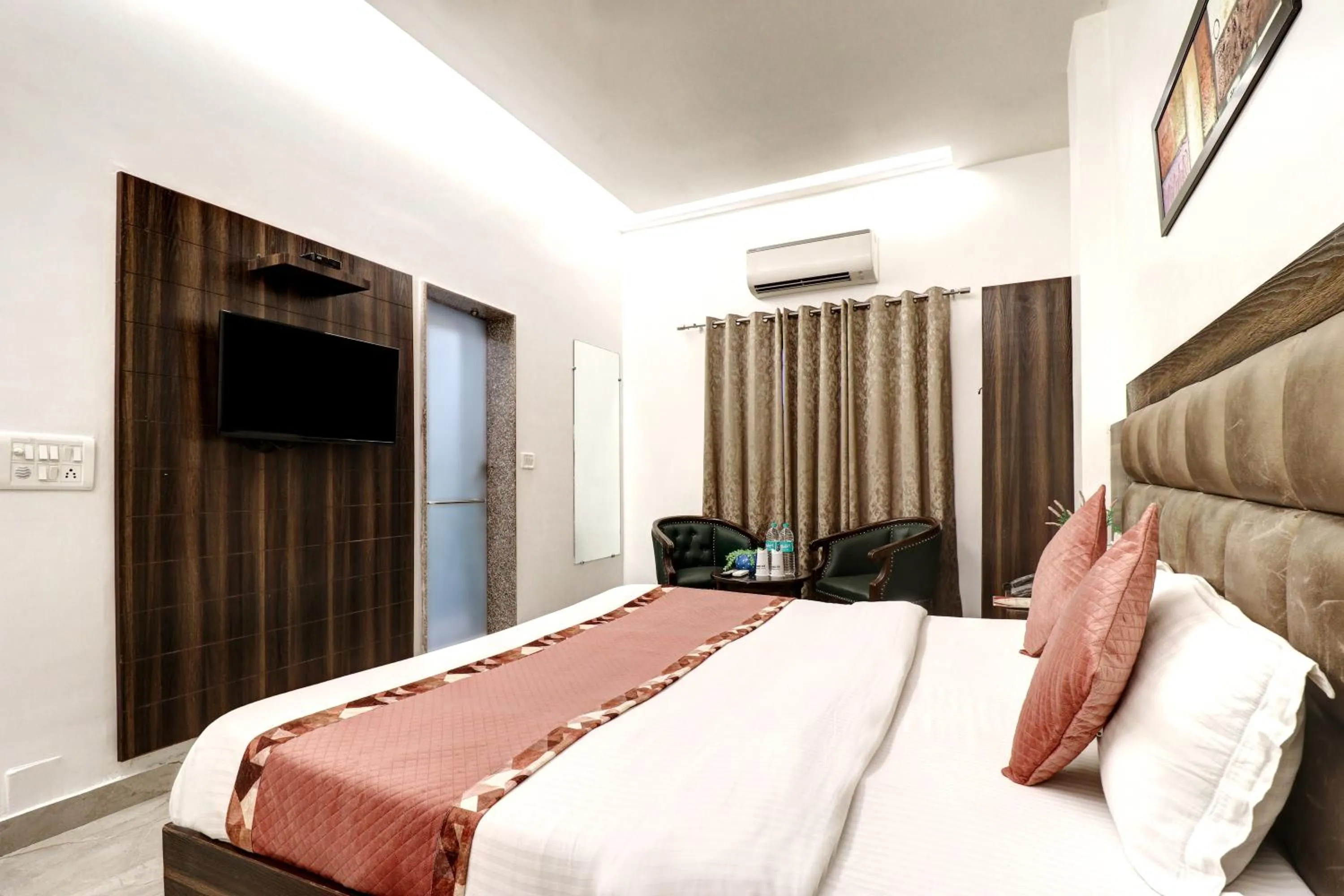 Bed in Hotel Emporio Dx - New Delhi Railway Station - Paharganj