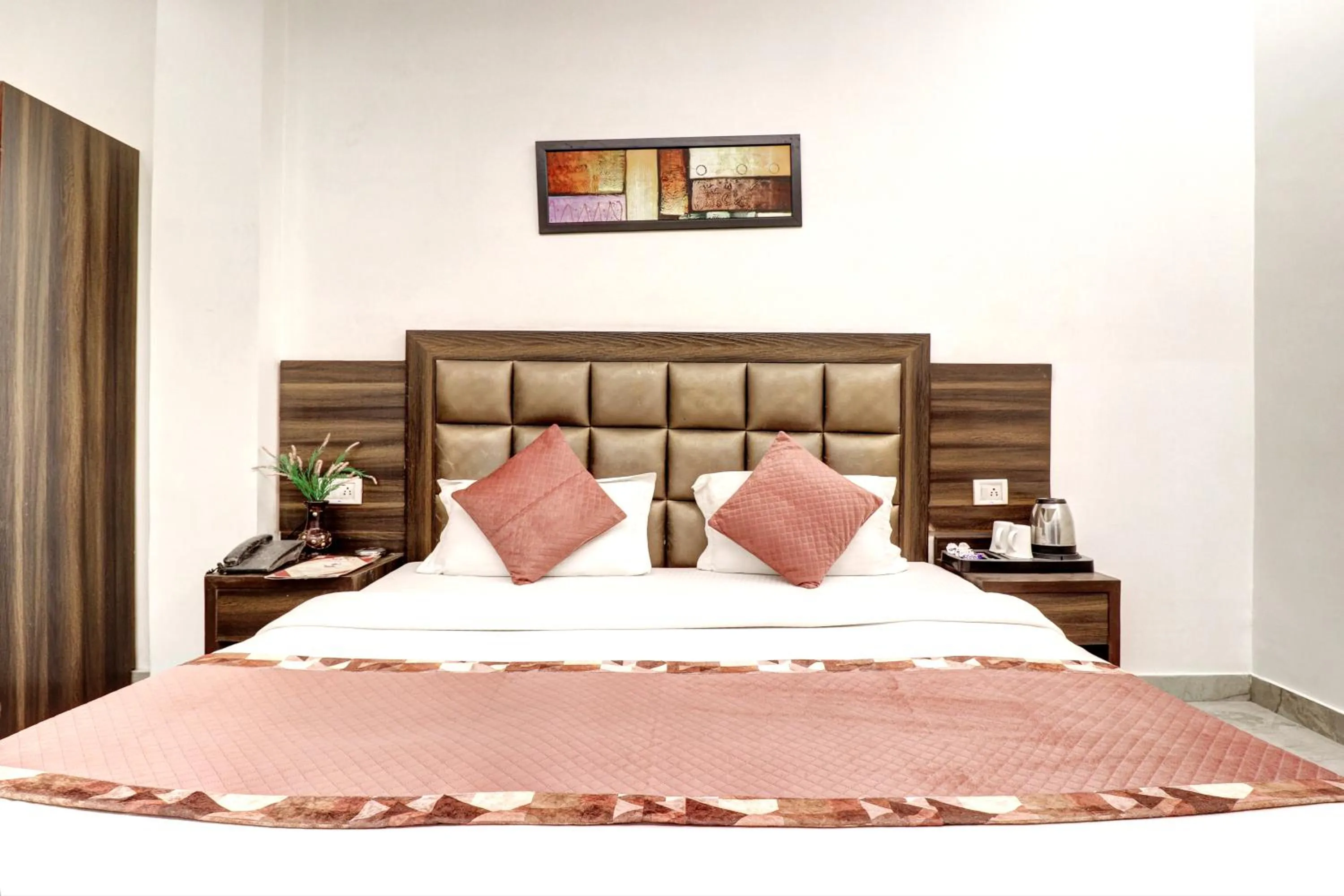Bed in Hotel Emporio Dx - New Delhi Railway Station - Paharganj
