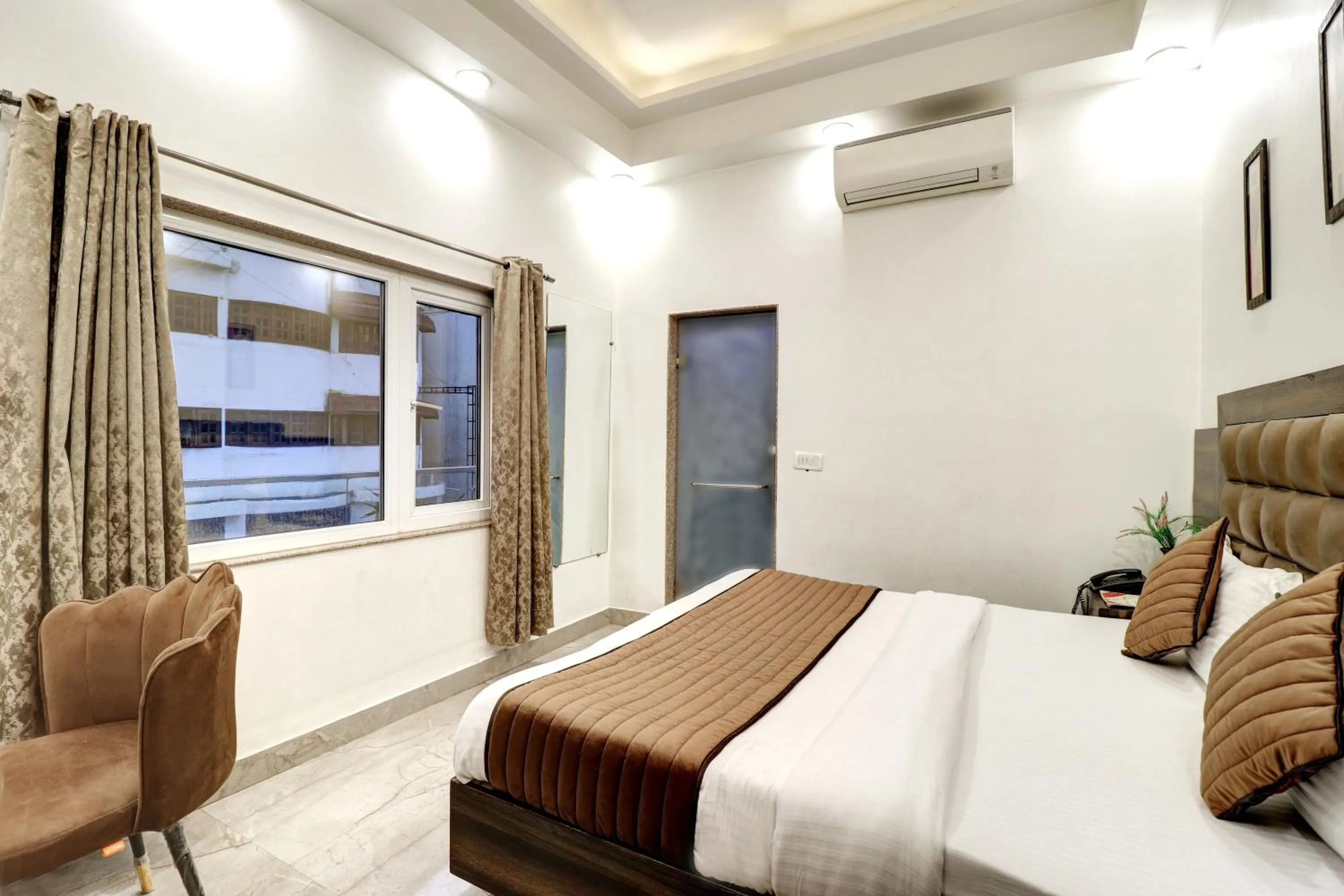 Bed in Hotel Emporio Dx - New Delhi Railway Station - Paharganj