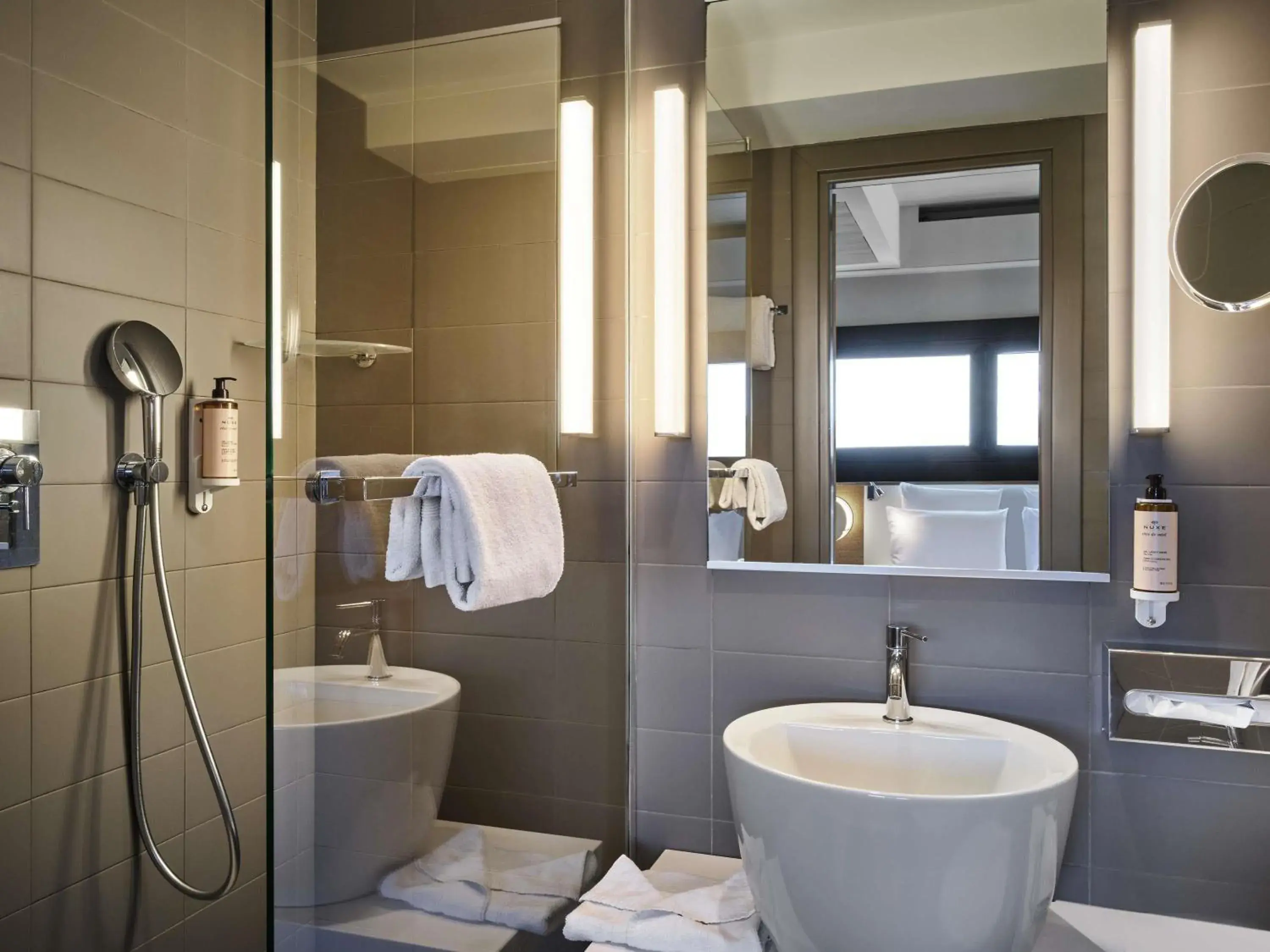 Superior Twin Room in Mercure Roma Centro Colosseo Superior Twin Room in Mercure Roma Centro Colosseo