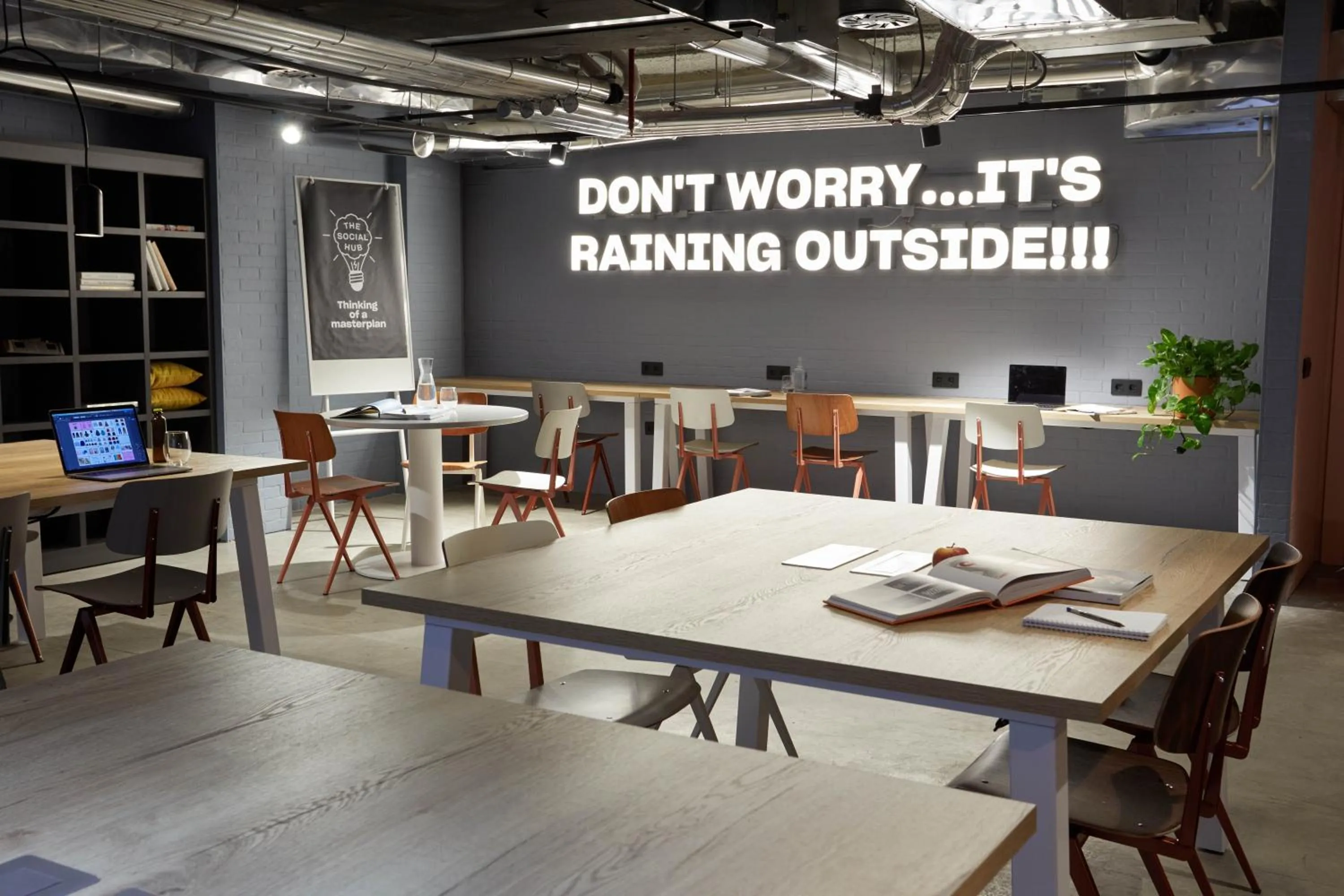 Seating area in The Social Hub Madrid 4 star